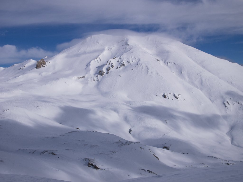 Monte Seguret. A sinistra itinerario di salita e discesa nel canale più ampio a destra.