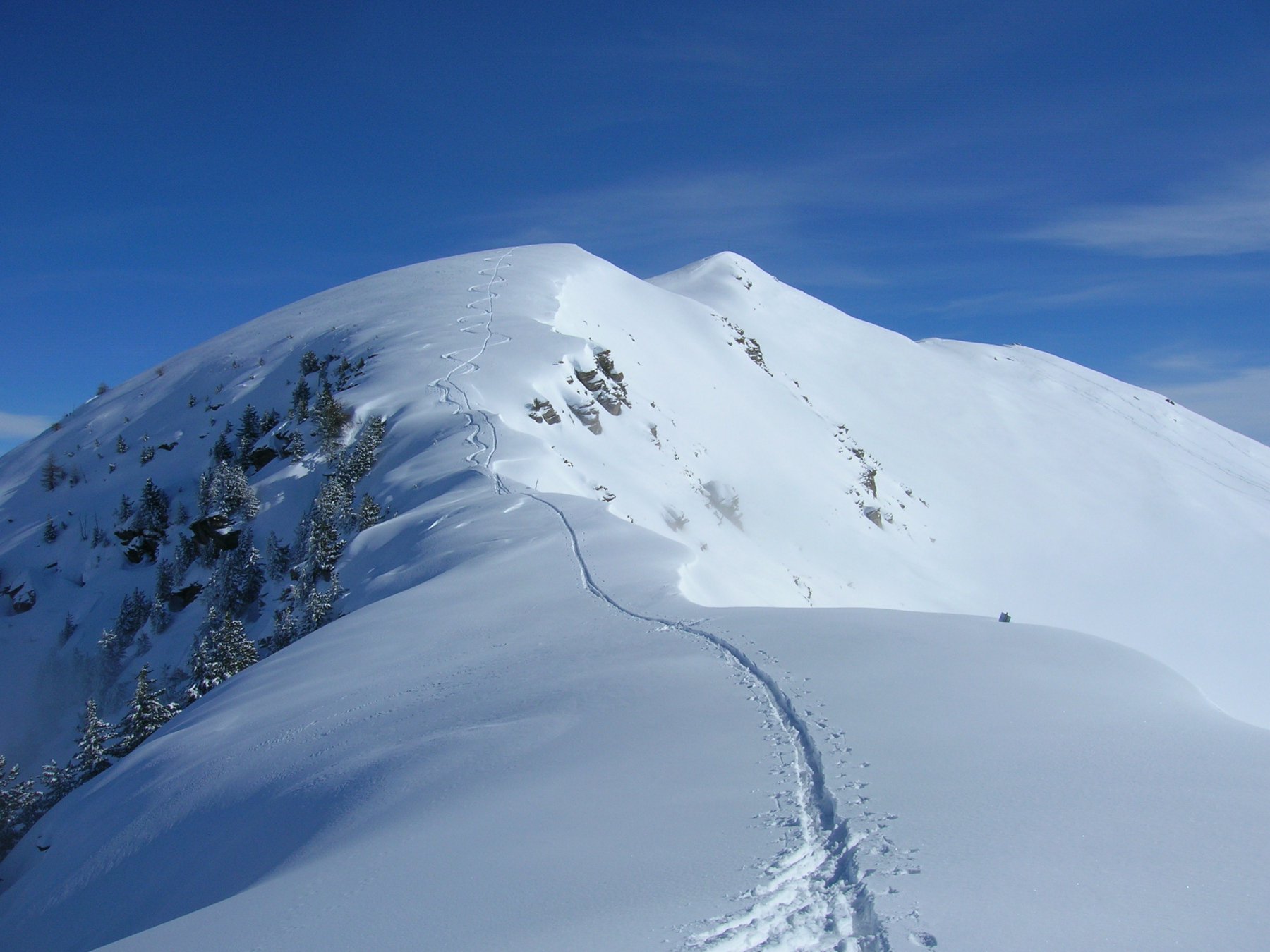 Dorsale che dalla cima scende alla Bassa dell'Ajet