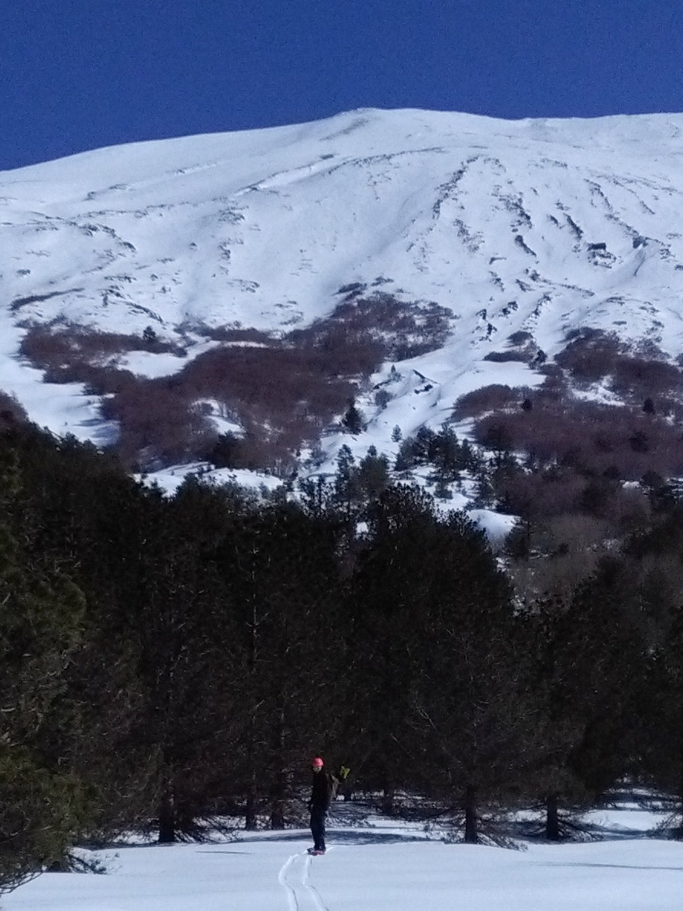 il versante nord-ovest sullo sfondo