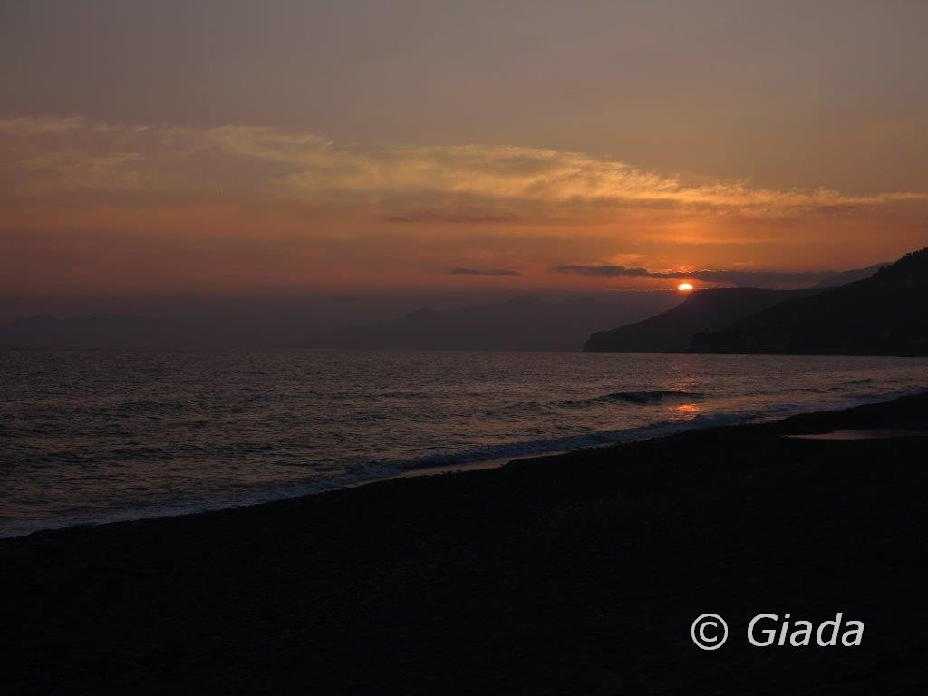 Tramonto in riva al mare a Varigotti