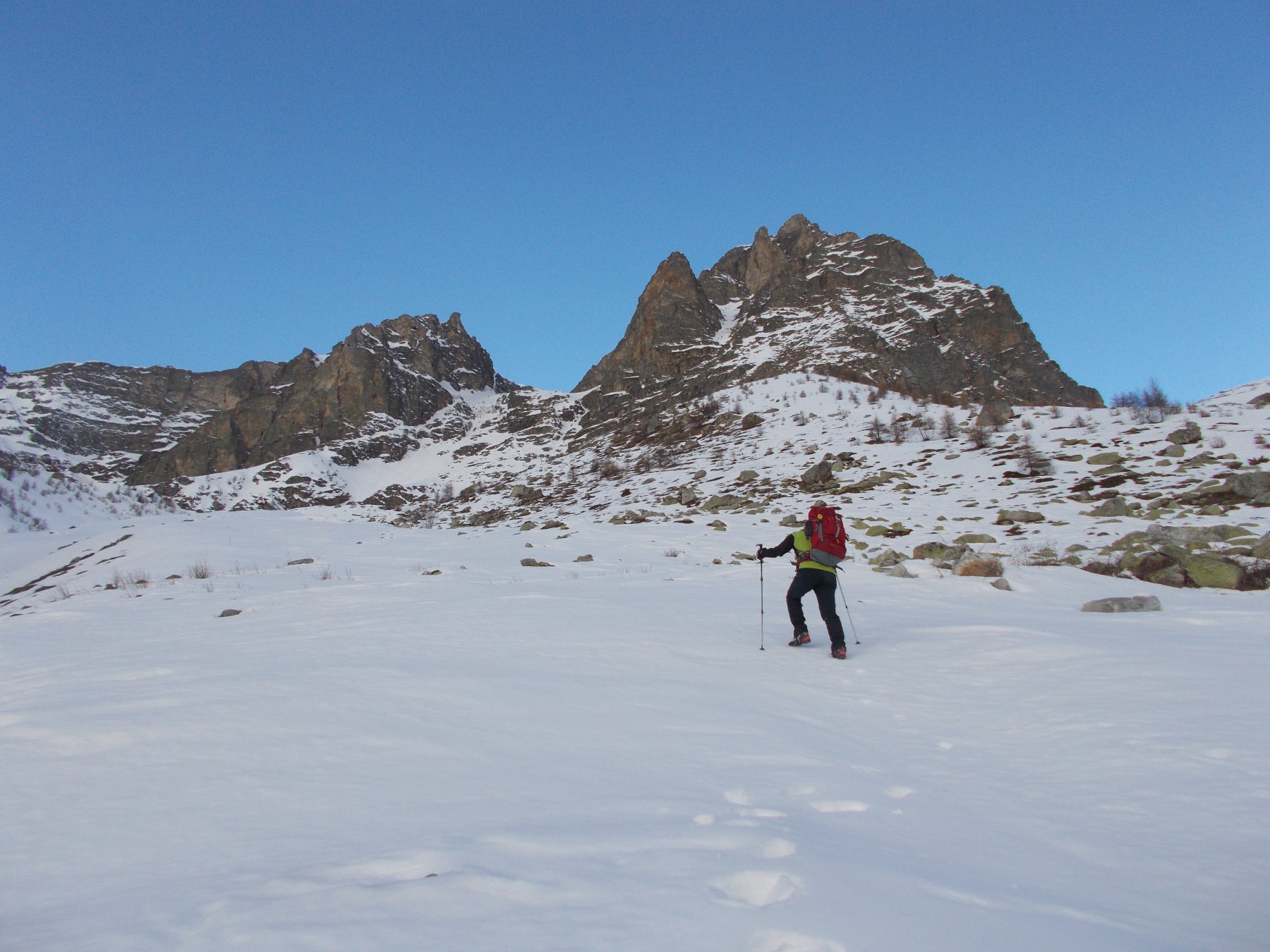 salendo alla base dell'ampio canale..