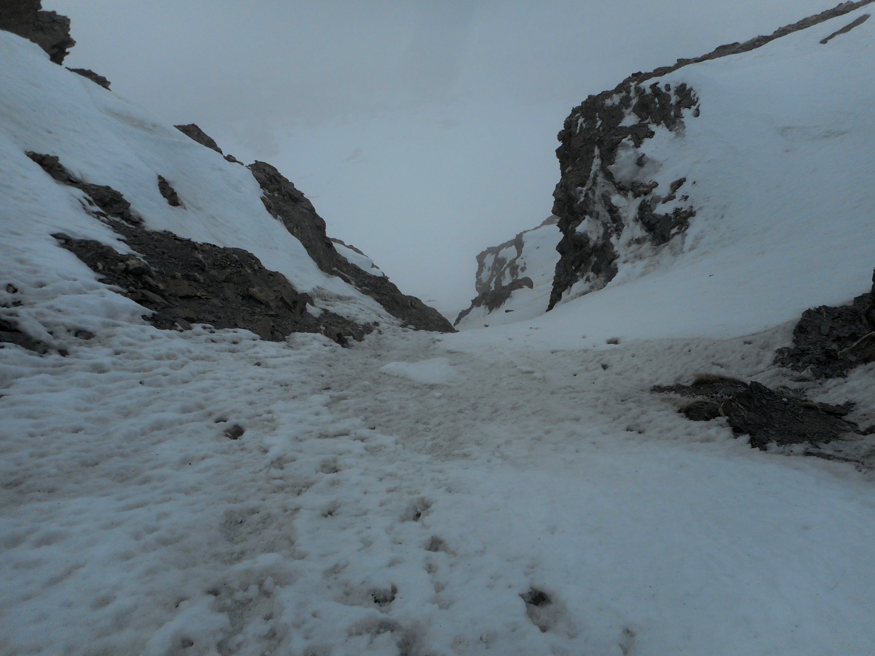 Sguardo verso il basso da metà 