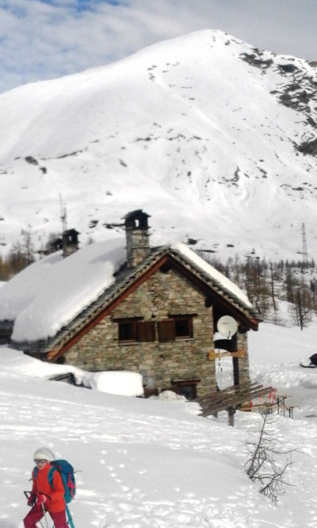 Piccolo ciasposcialpinista al Gattascosa con Pioltone sullo sfondo