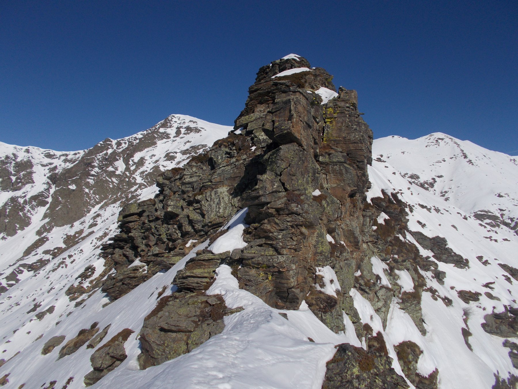 torrione a meta' cresta aggirabile sulla sx..