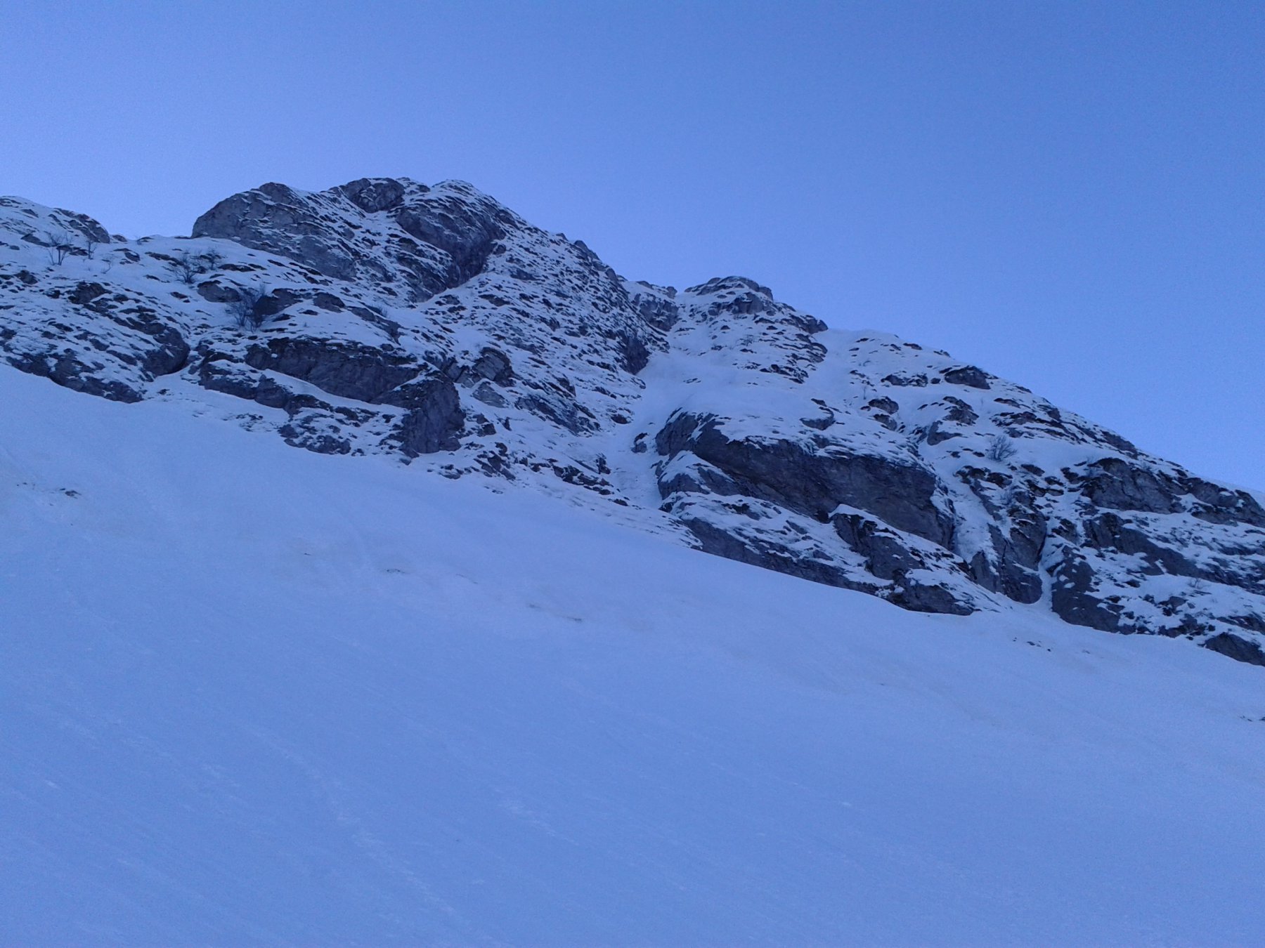 La parete sommitale vista scendendo, con la via Zappelli al centro