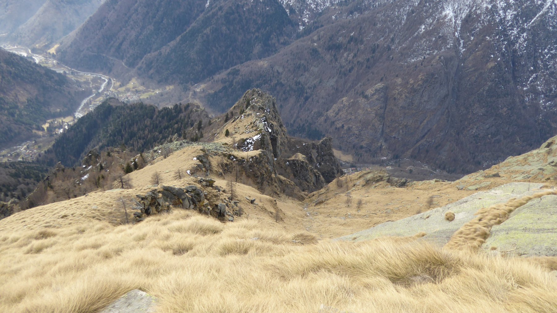 Vista dall'alto del dorsalone di salita