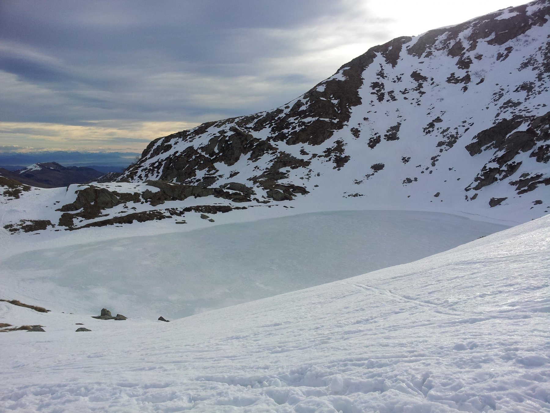 Il lago ancora coperto