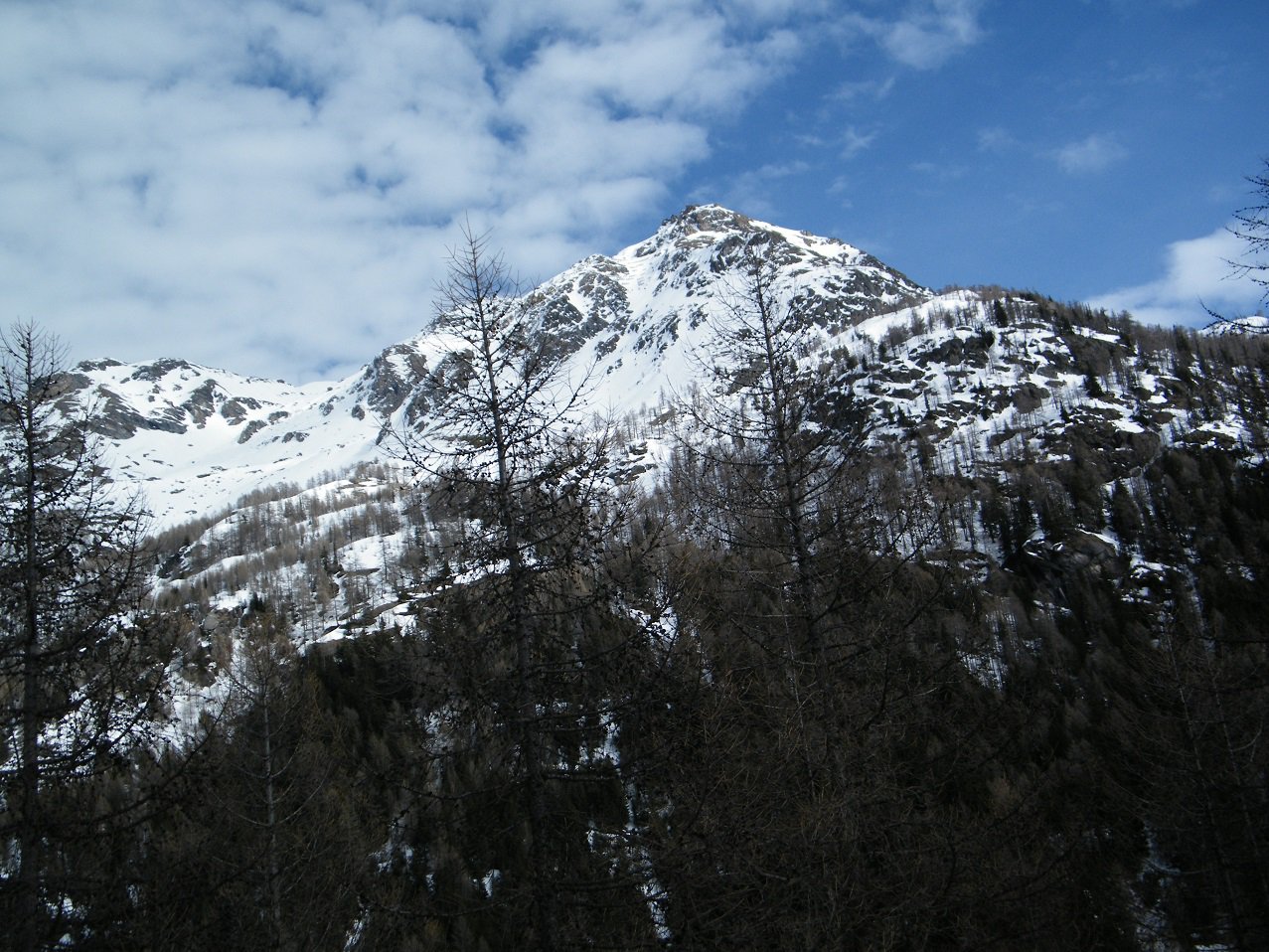 La Becca dei Quattro Denti vista, al ritorno, dal tornante di partenza.