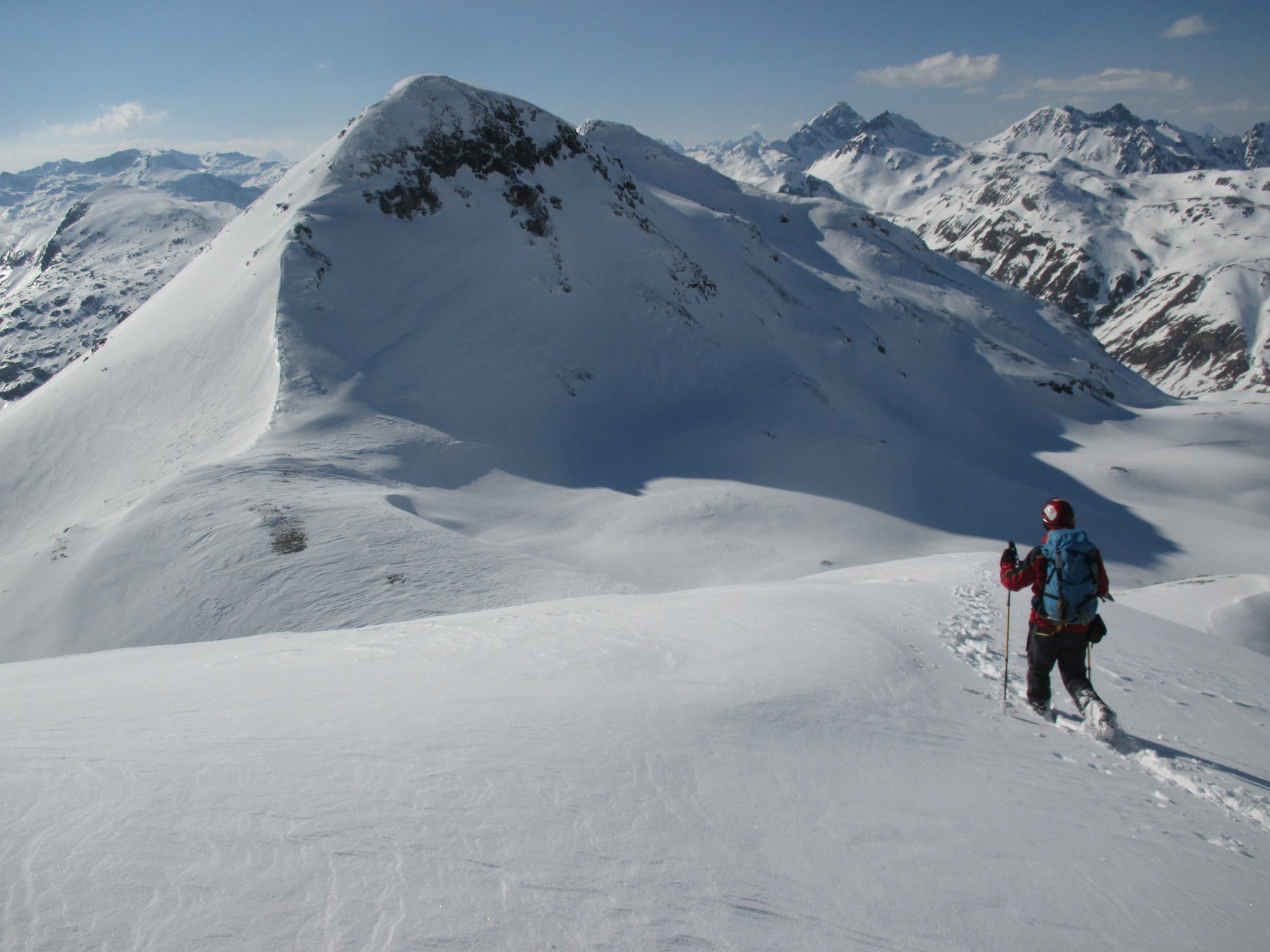 discesa dalla cima con alle spalle il piz Minor