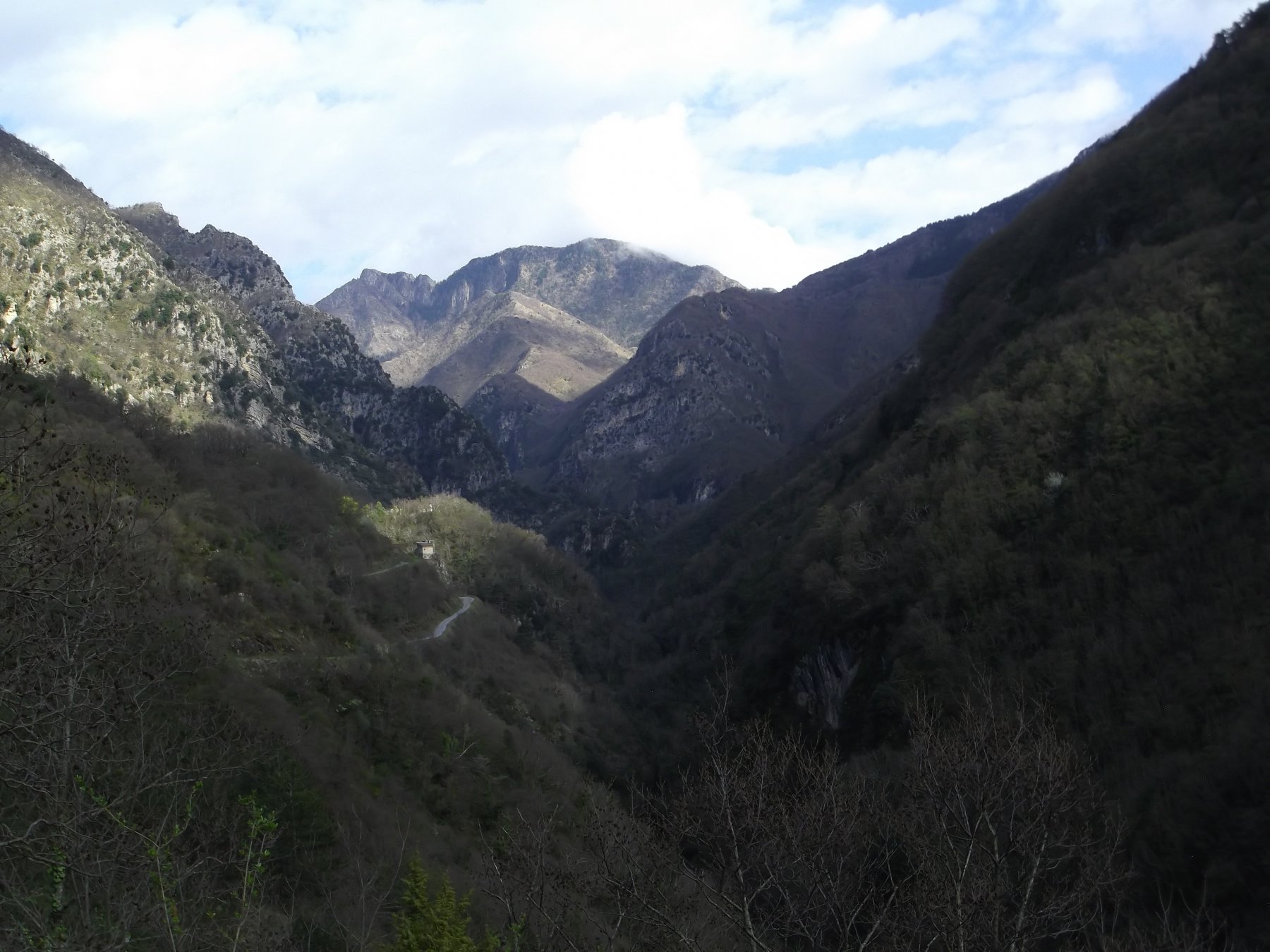 Monte Lega e vallone percorso da valle.