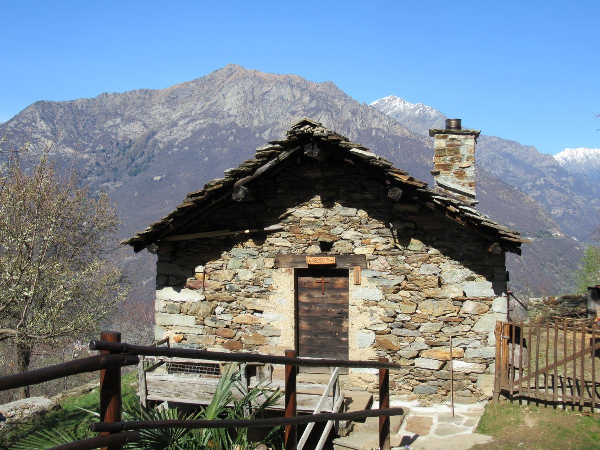 Bella casa a Pailleron, sullo sfondo la Croix Corma