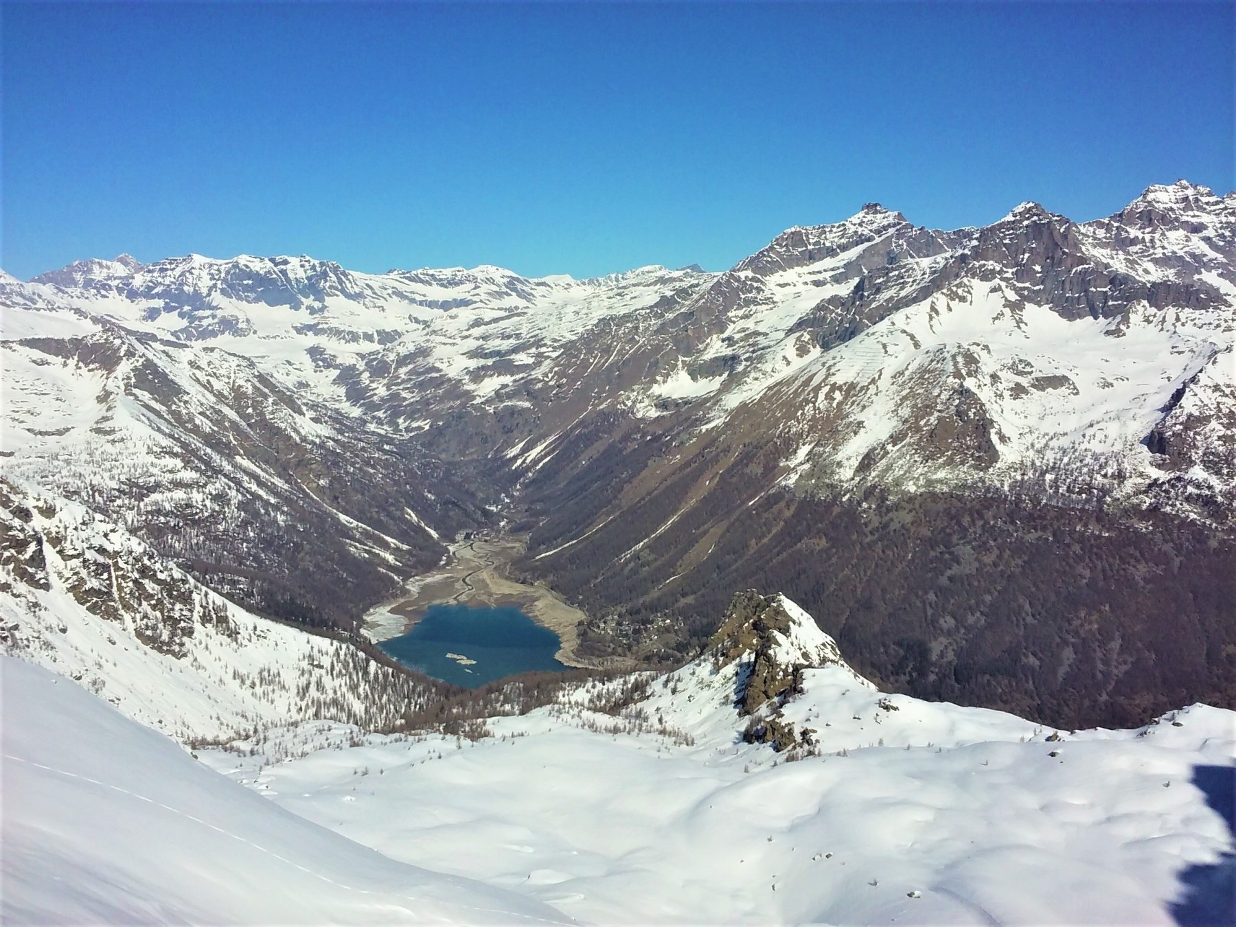 Dal colle, la vista sulla conca di Ceresole.