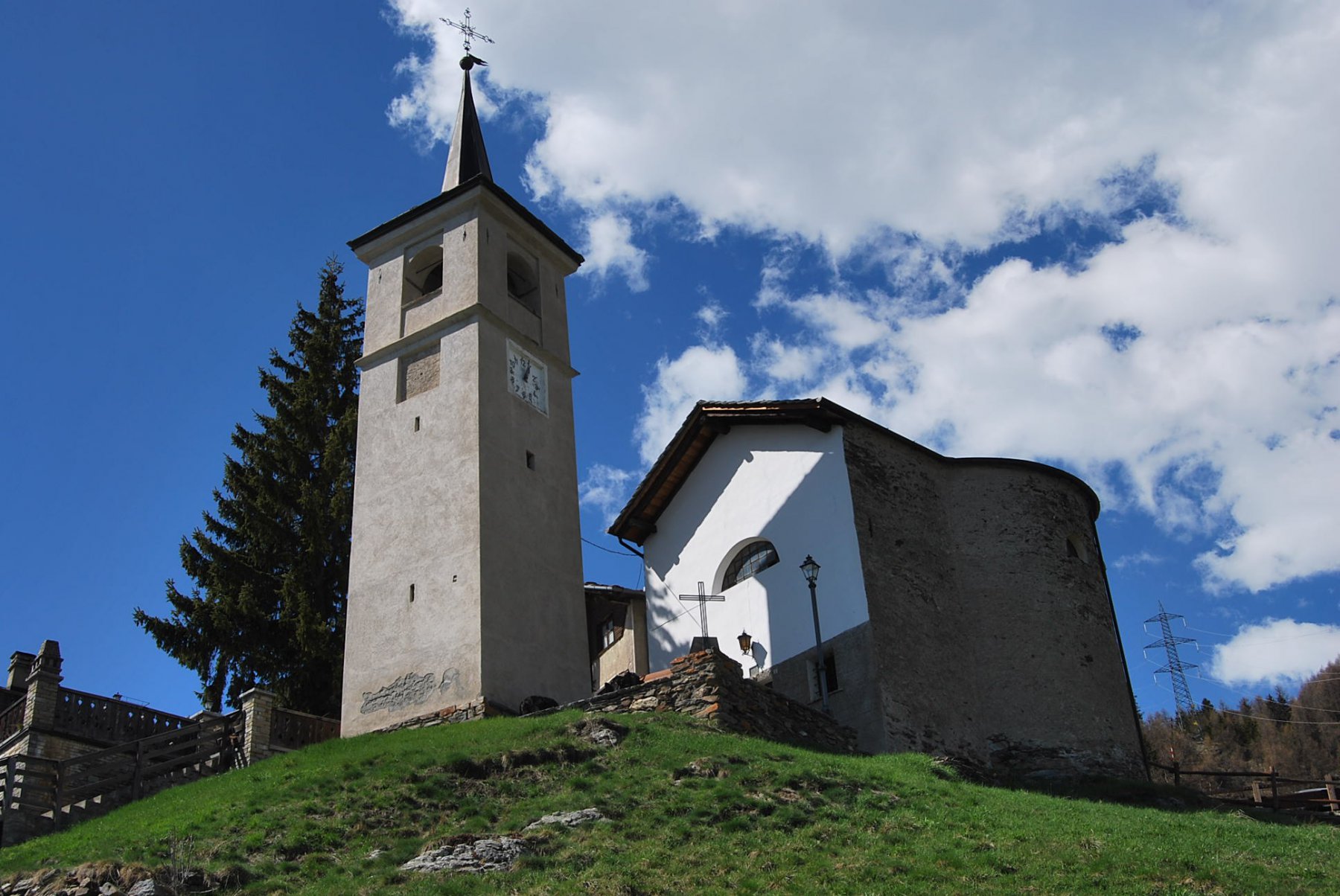 La chiesa di Vens col suo caratteristico campanile visti scendendo verso Cerlogne