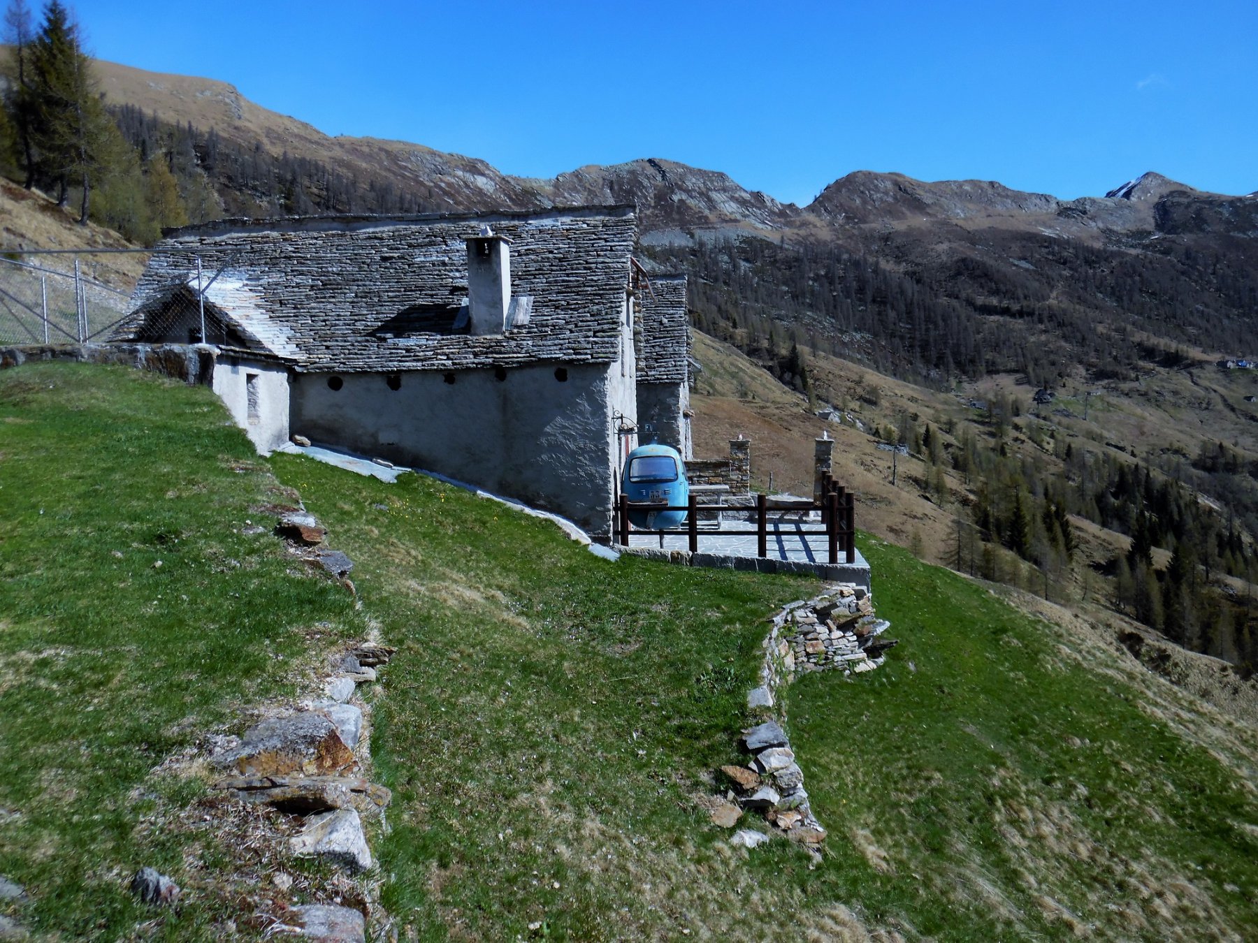Vecchio ovetto dell'ovovia della Piana. In fondo a dx la piramide del Sassone