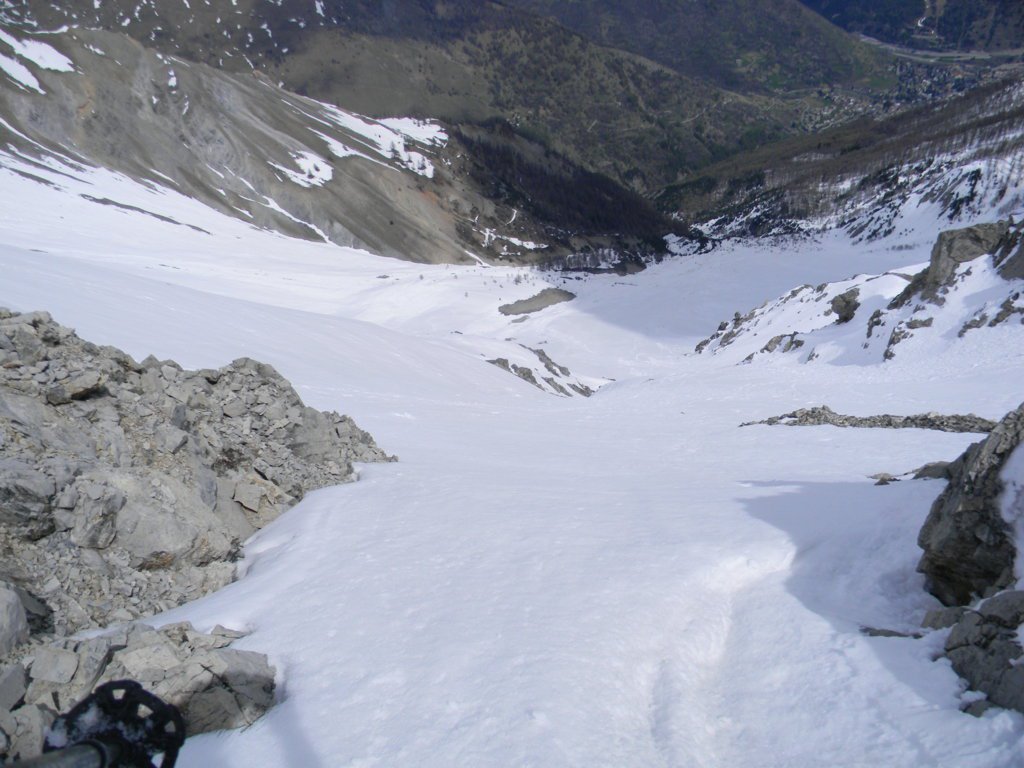 il canale, parzialmente nascosto dalla sua forma a S...dal colle Gallina