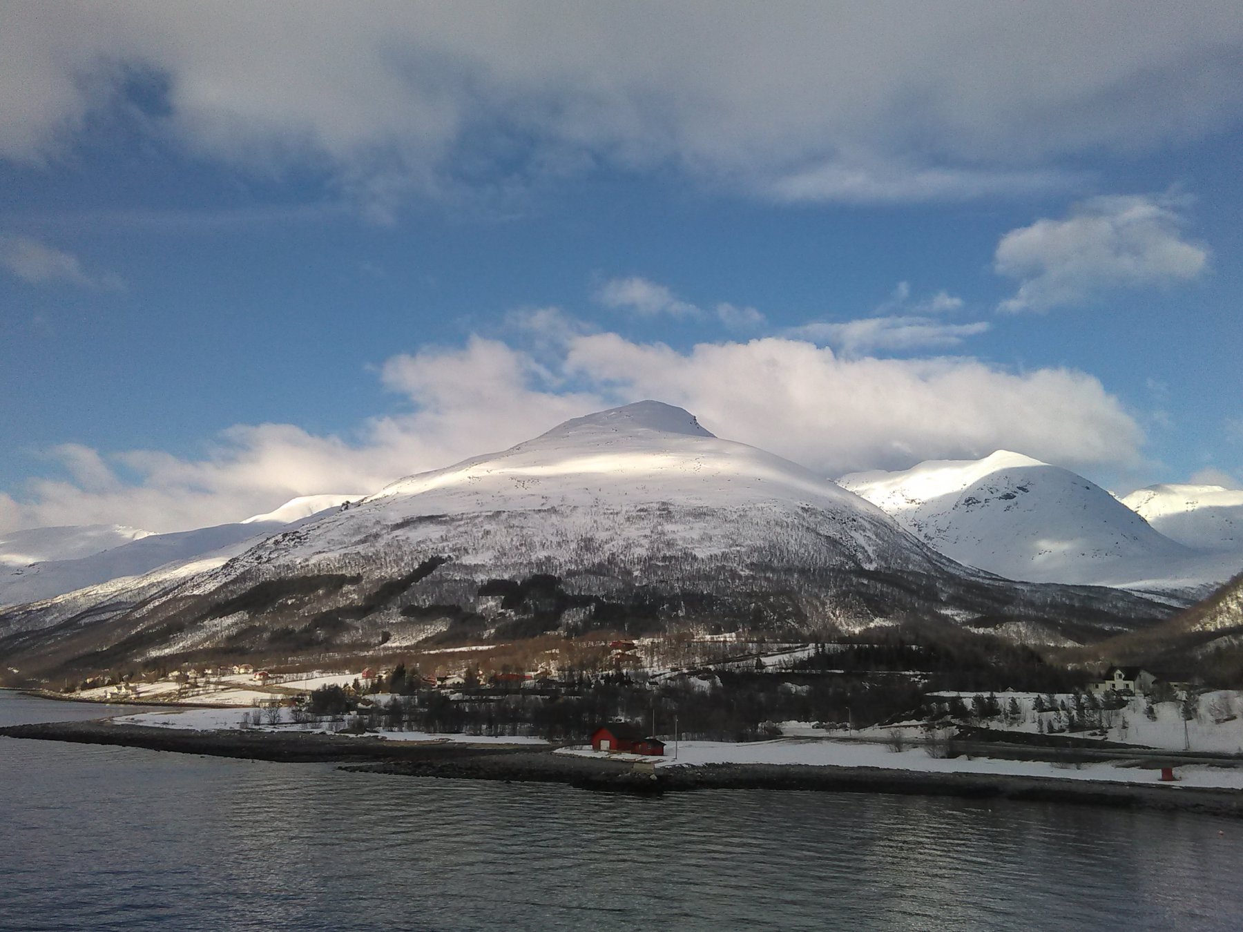 Montagna vista dalla strada
