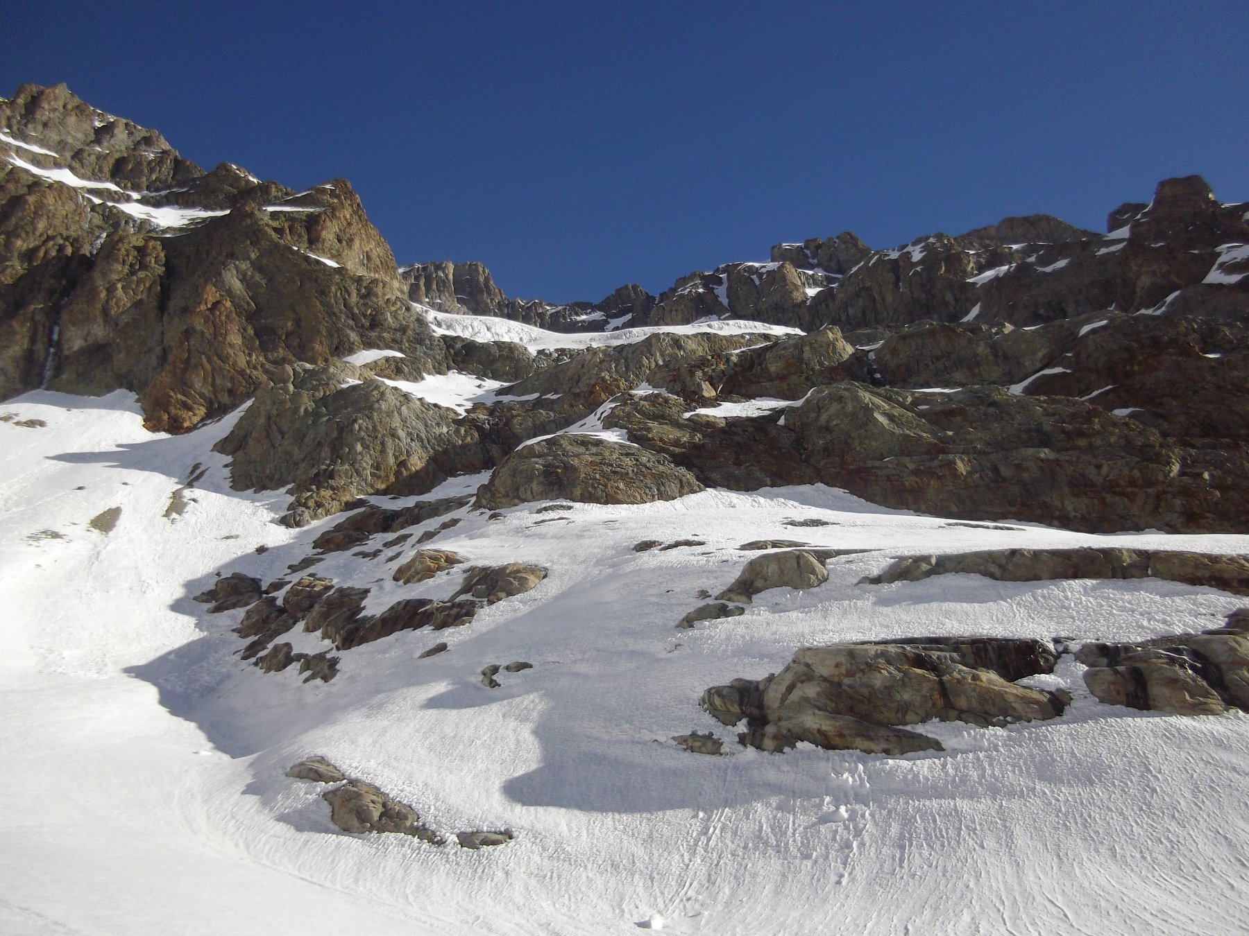 accesso al ghiacciao dell'Ailefroide (quota 2950). Si intuisce lo scivolo che permette il superamento delle rocce.