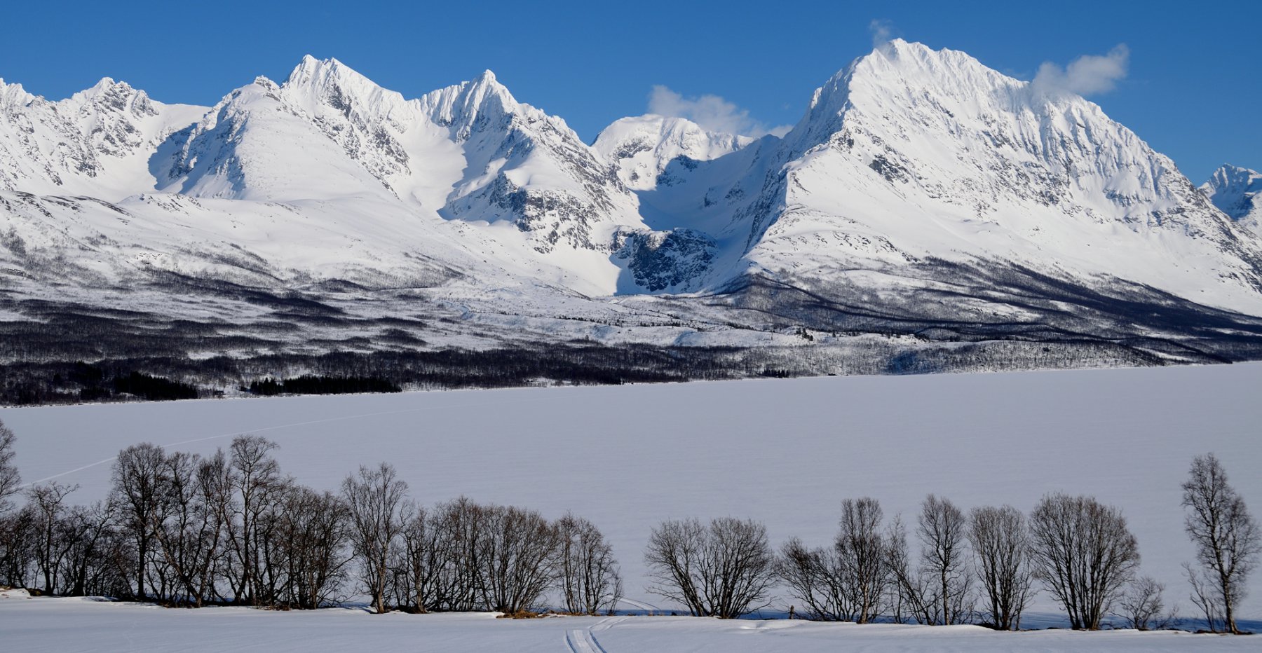il massiccio del Jaegervasstindane visto dall'estremità sud del fiordo Jaegervatnet