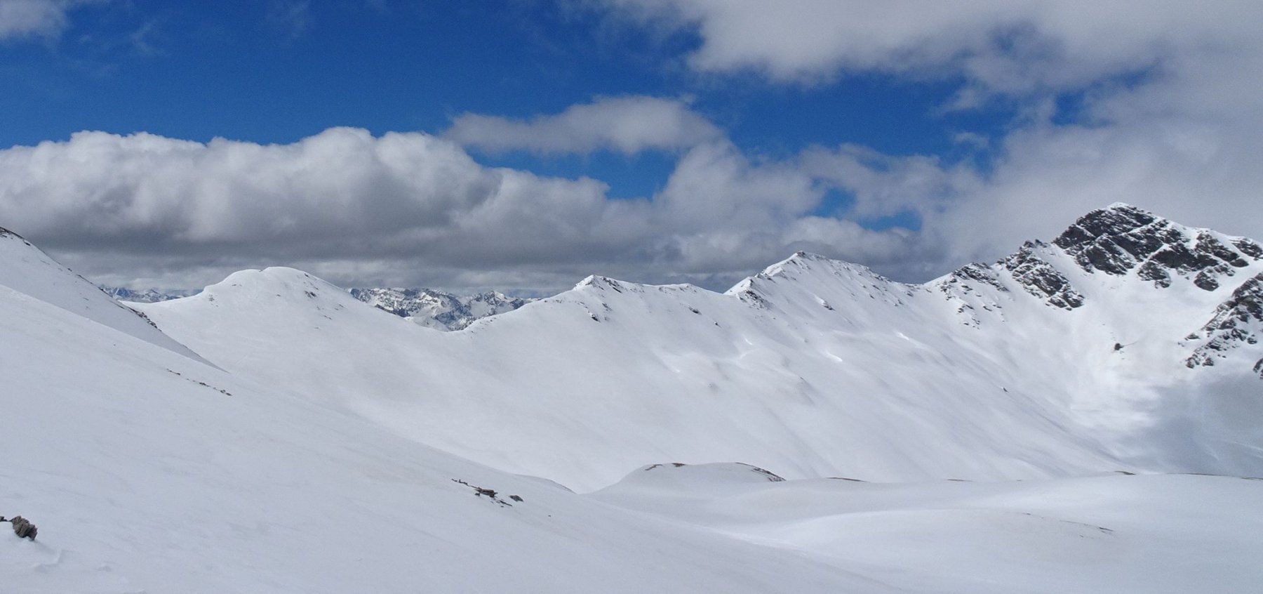 salendo la Merciantaira si intravede a sinistra il Col Malrif con a destra tutta la costiera del Petit Rochebrune