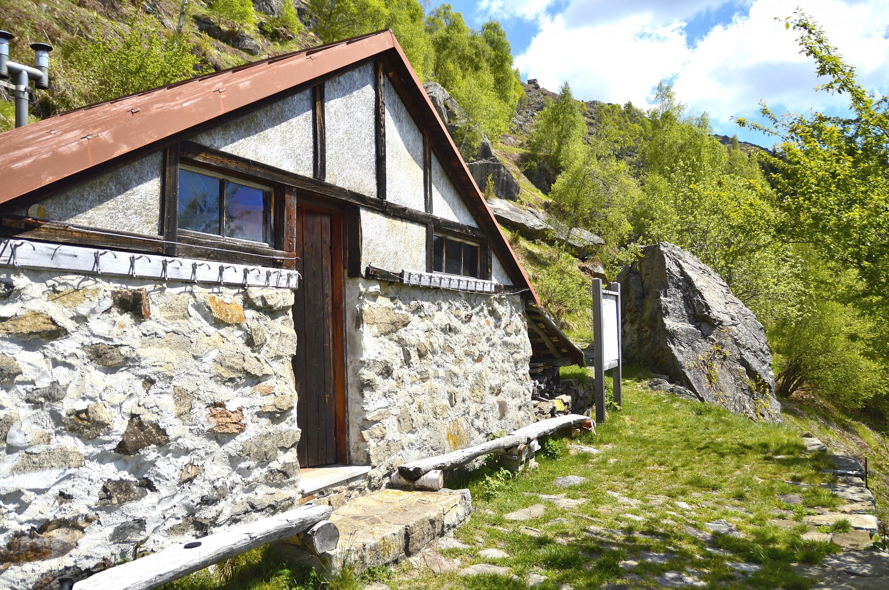 Il bivacco baita alpe Cascinetta