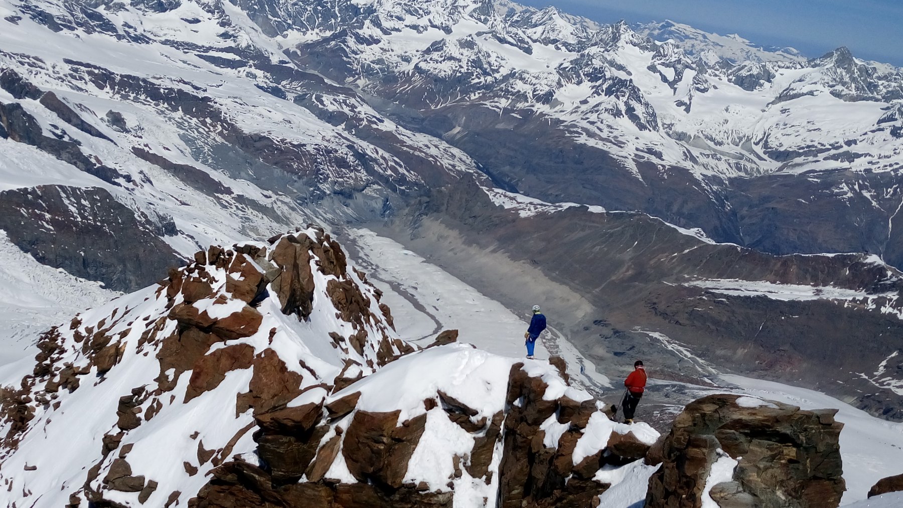 Due francesi in discesa dalla cresta