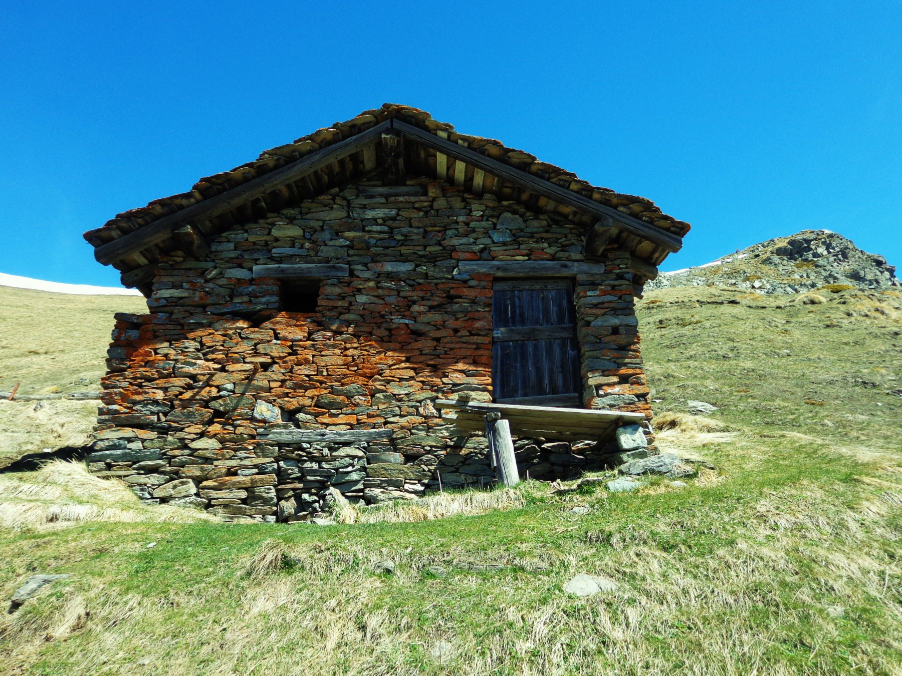 Casetta e a destra la Becca d'Aver