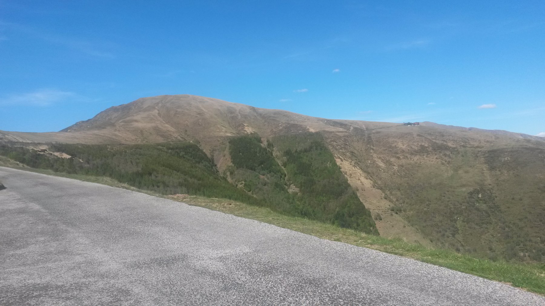 Alla fine della pendenze sostenute, il tratto panegiante prosegue sopra i pini e conduce alla capanna (visibile sulla destra).