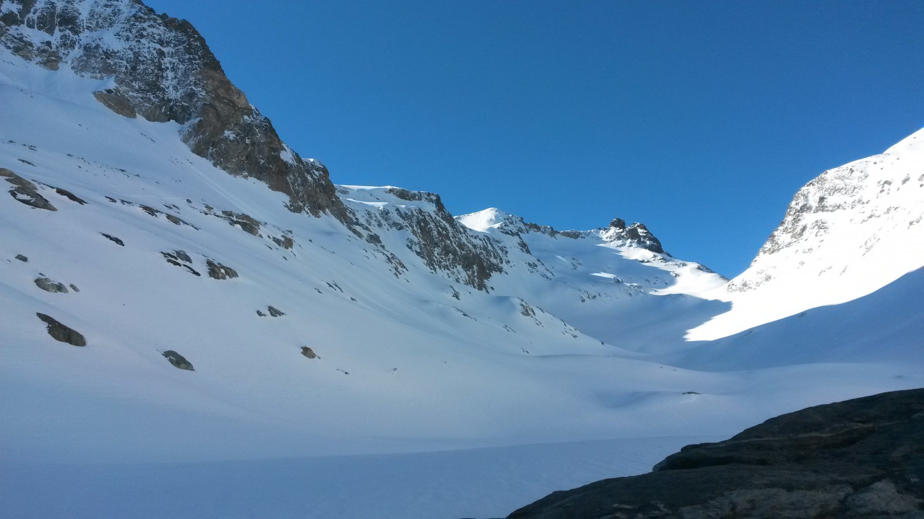 Il ghiacciaio di Chavacour. In fondo a destra, l'omonimo colle.