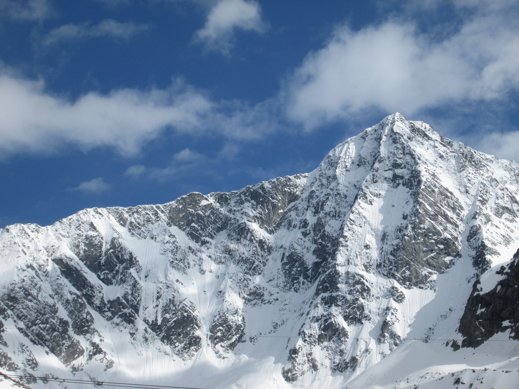 Parete nord dell'Adamello in ghingheri