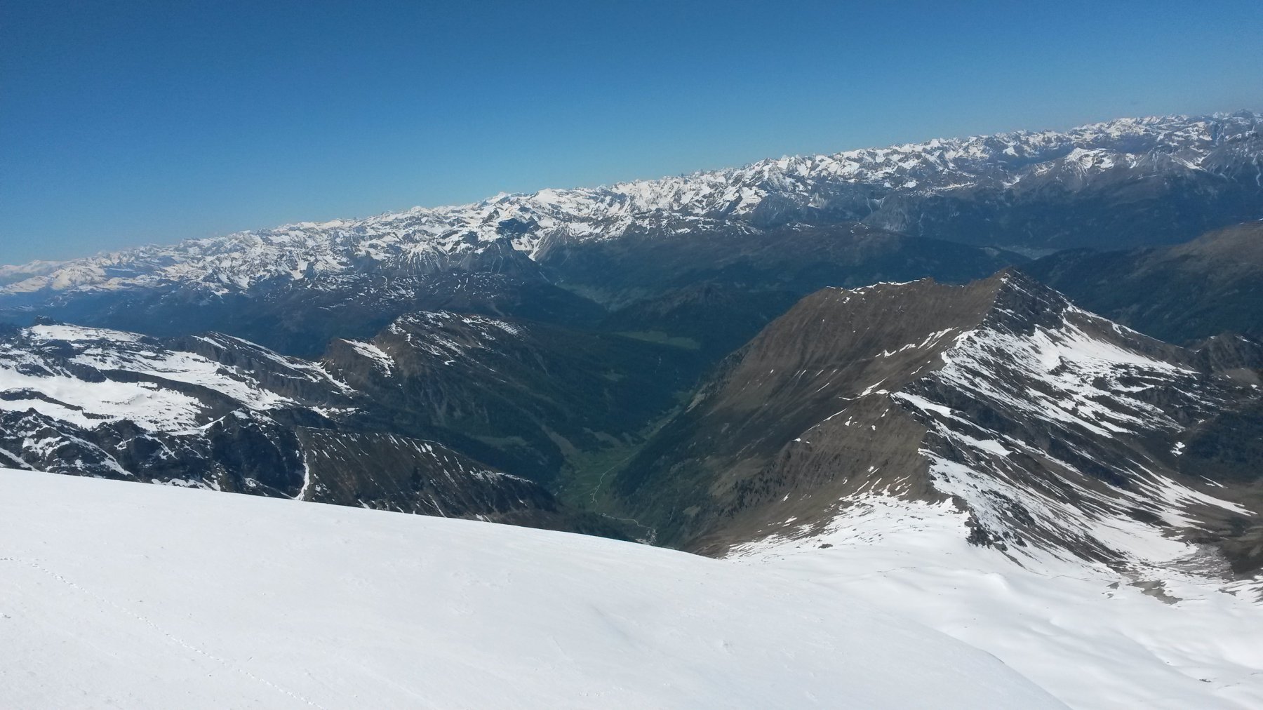 Verso nord il panorama sulle Alpi del Tirolo austriaco è immenso.
