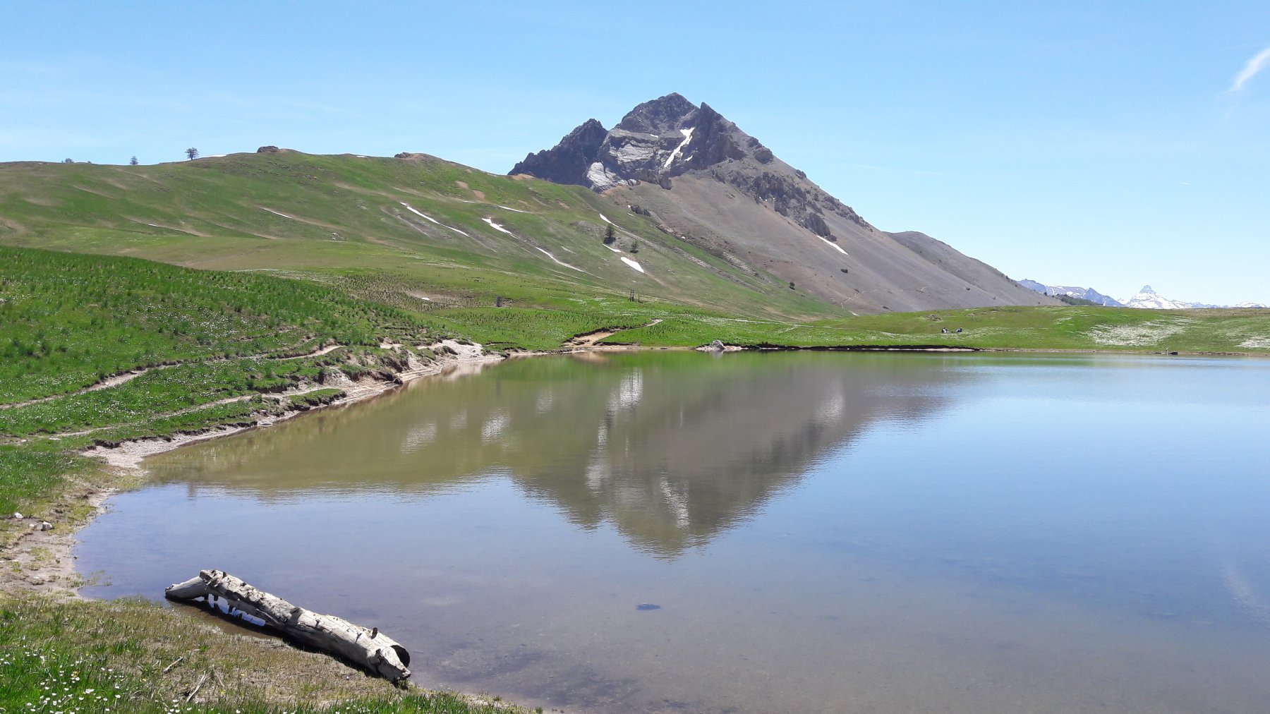 Il lago Chavillon (o lago di Thures) e la Guglia Rossa