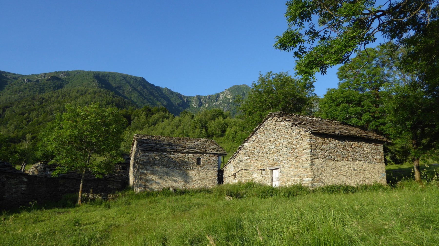 Arrivo a Visai superiore, con al centro-destra, la Punta a'd Palòc
