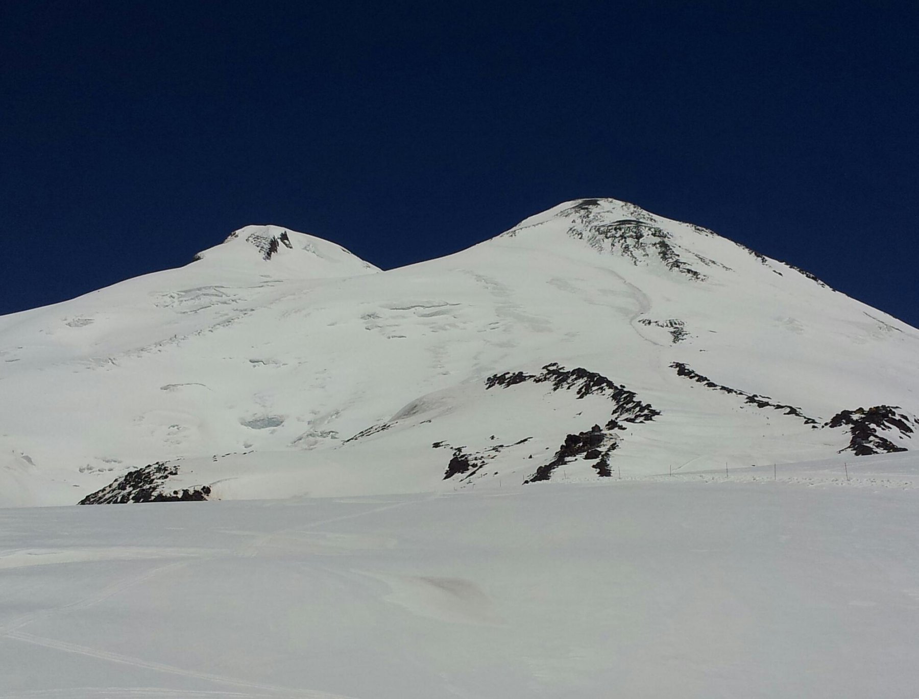 Sua Immensità l'Elbrus. Il tetto d'Europa. La cima a sinistra è la Ovest ed la più alta (5642 m)