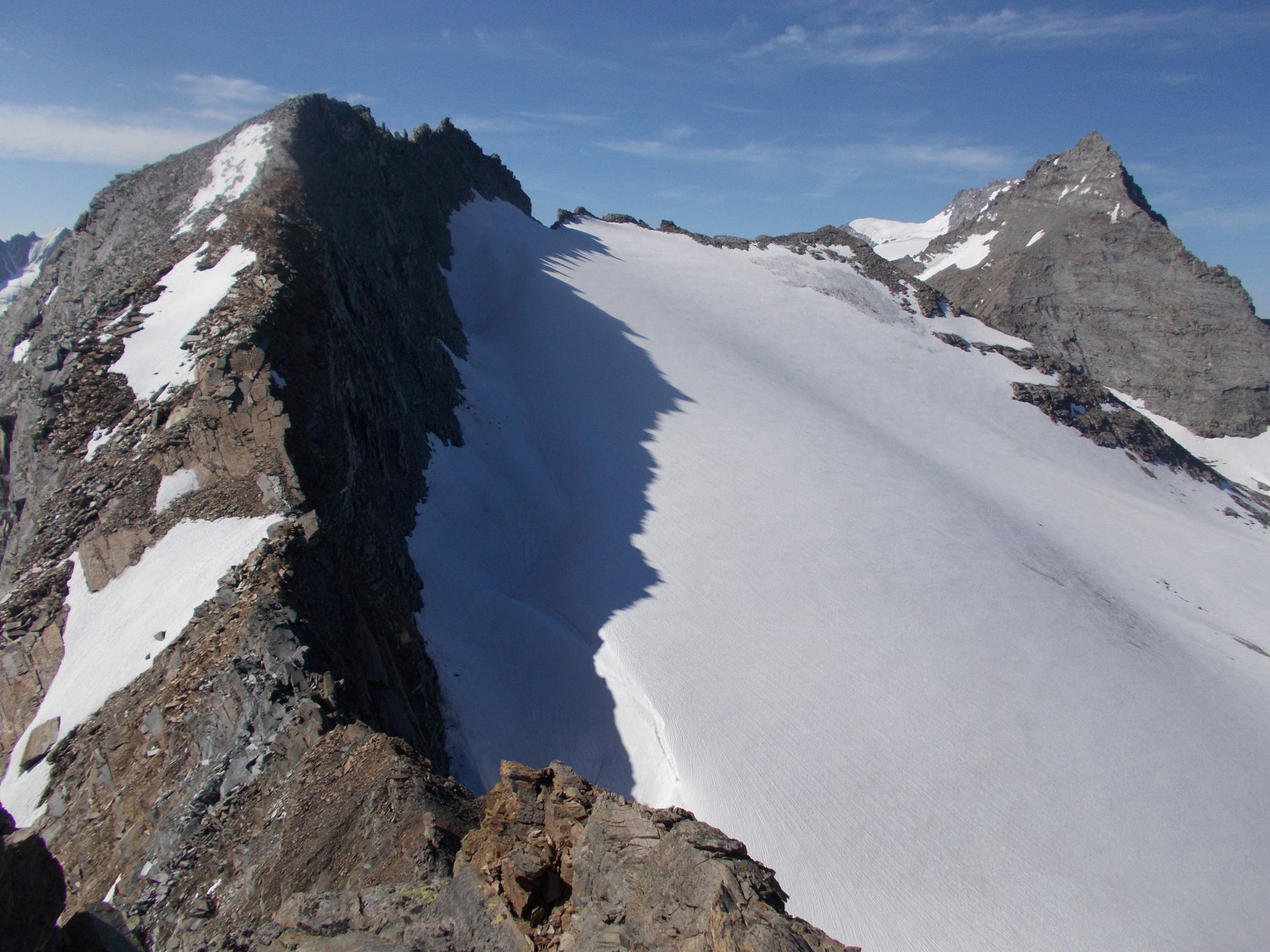 dalla vetta la cresta (pericolosa) di discesa..in alto a sx al sommo del ghiacciaio di Timorion..la Gran Serraz a dx piu' lontano l'Herbetet
