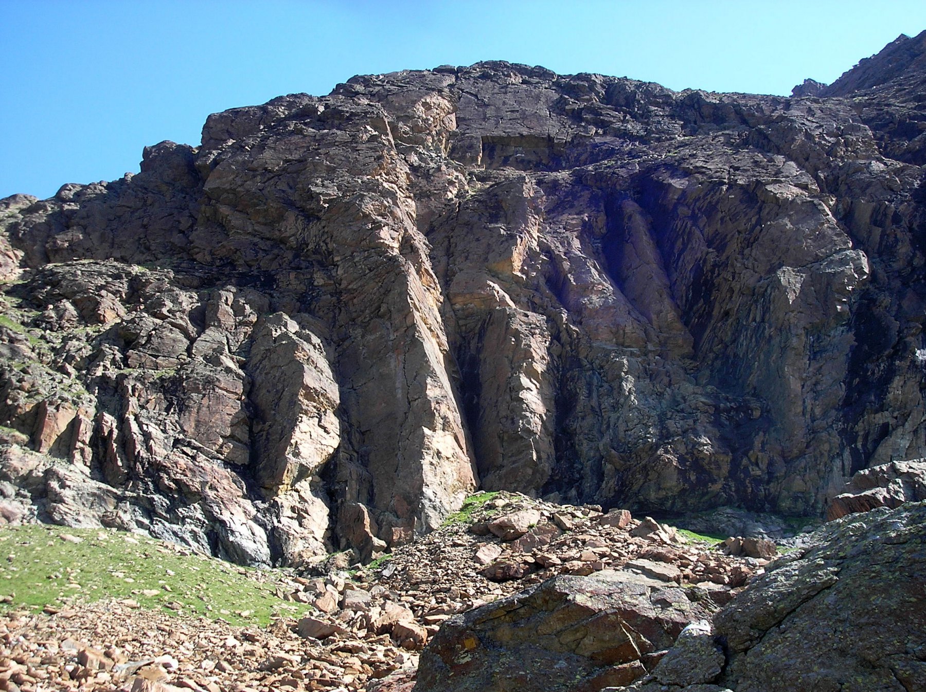 Diedro di partenza (in ombra, a sx dello spigolo più marcato)