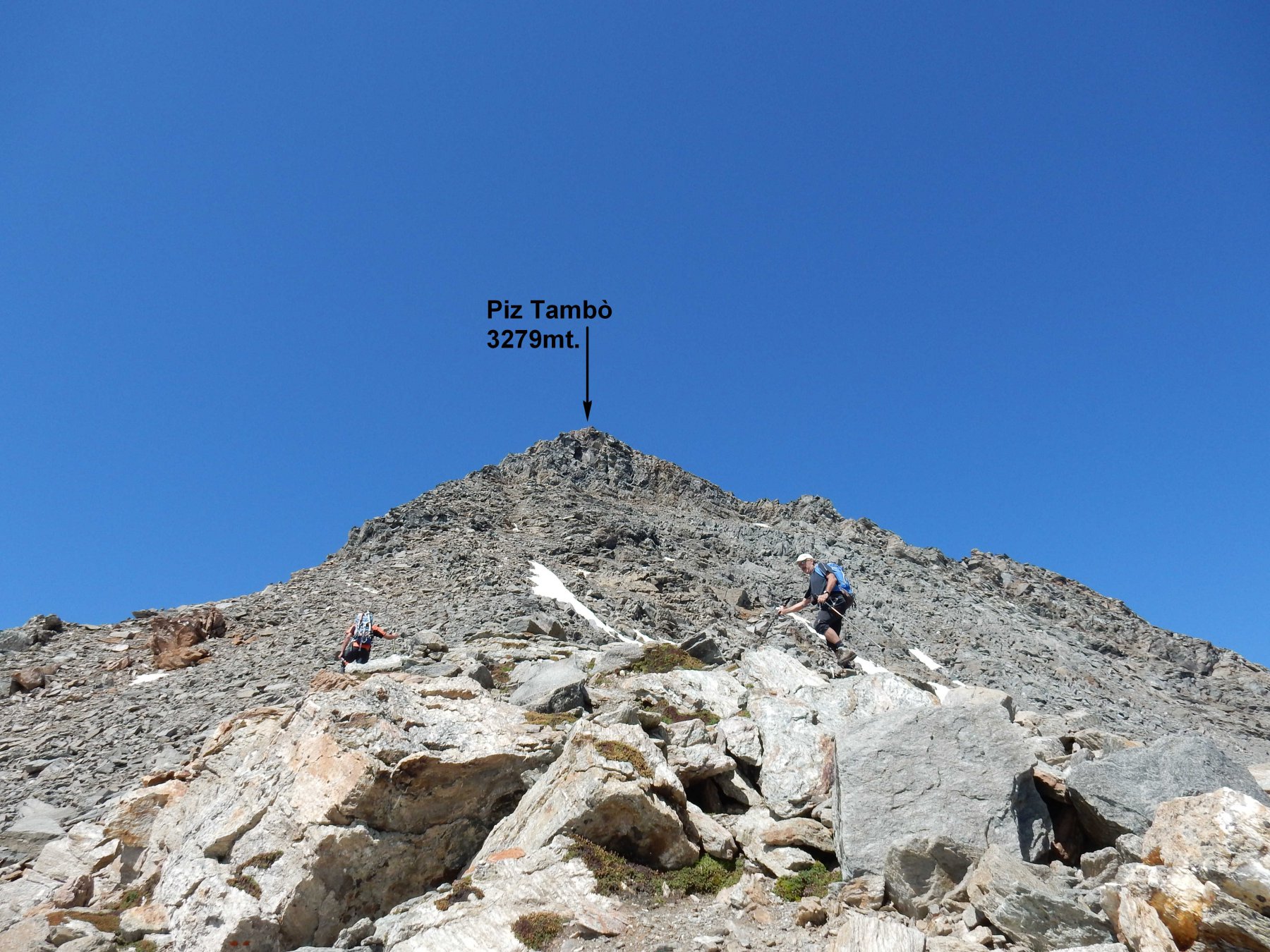 Ultimi metri lungo la sfasciumata cresta finale.