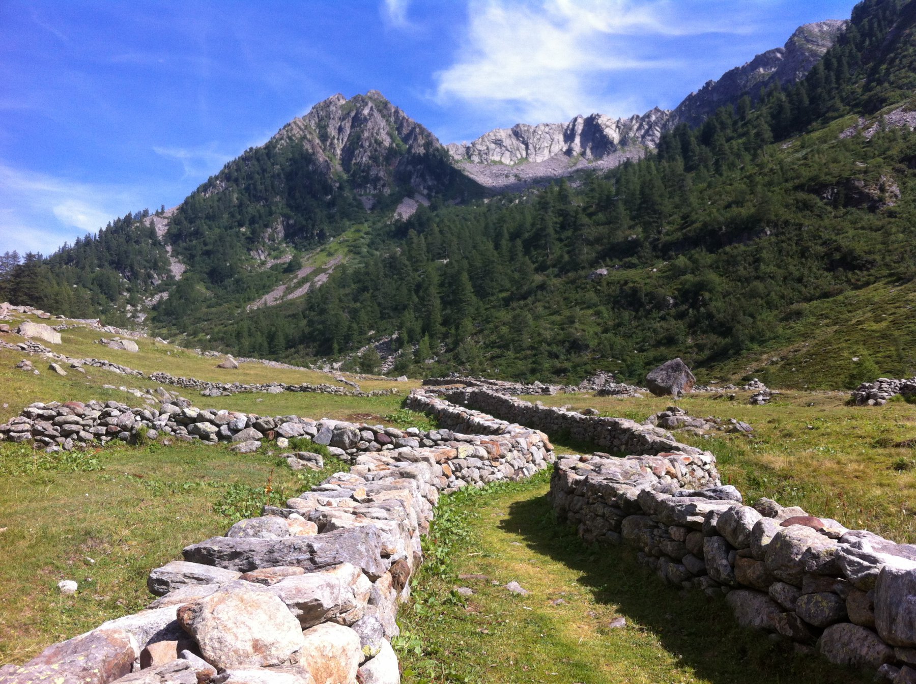 Al centro il monte Eby. Si sale dal versante opposto.  