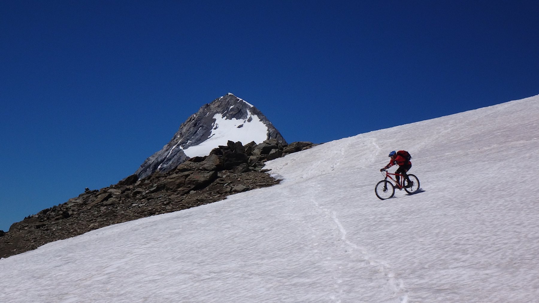 lingua di neve cercata sotto la cima