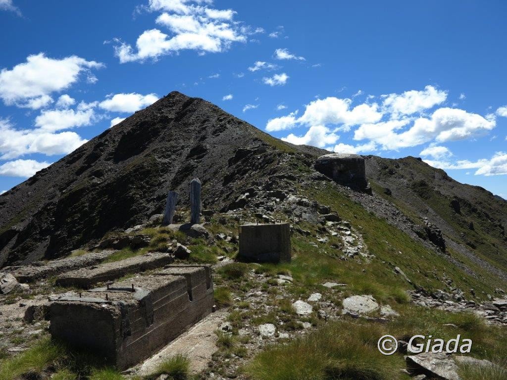 Verso la cima, l'Opera 17 e resti di teleferica
