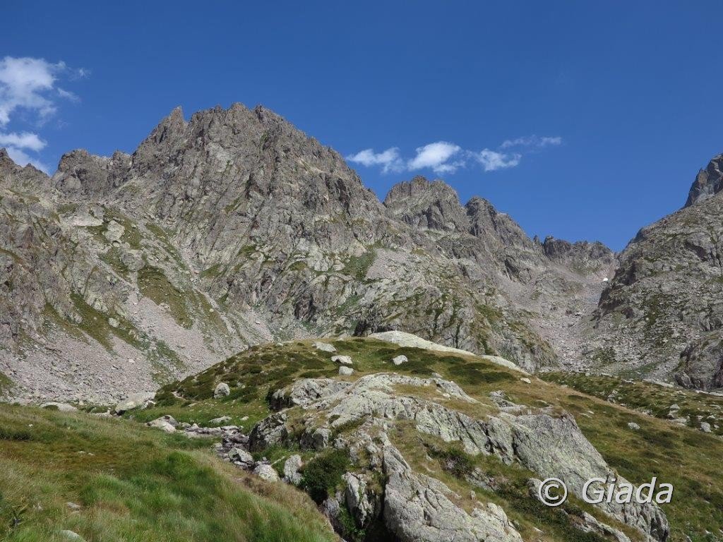 La nostra meta la montagna grande a sinistra in primo piano, il vallone da salire a destra e il percorso rimane dietro al crinale nel centro della foto prima della Tete Centrale du Basto, dove c'è l'intaglio tra le due vette