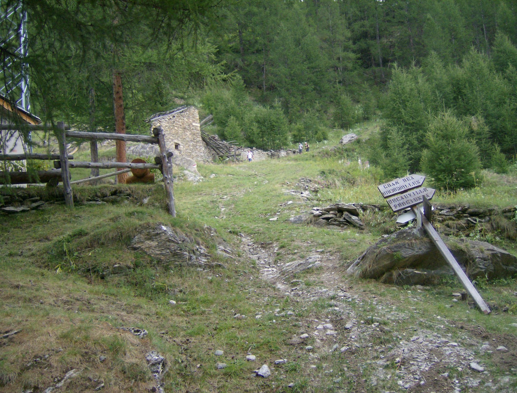 Al bivio chiesetta, sentiero a sx