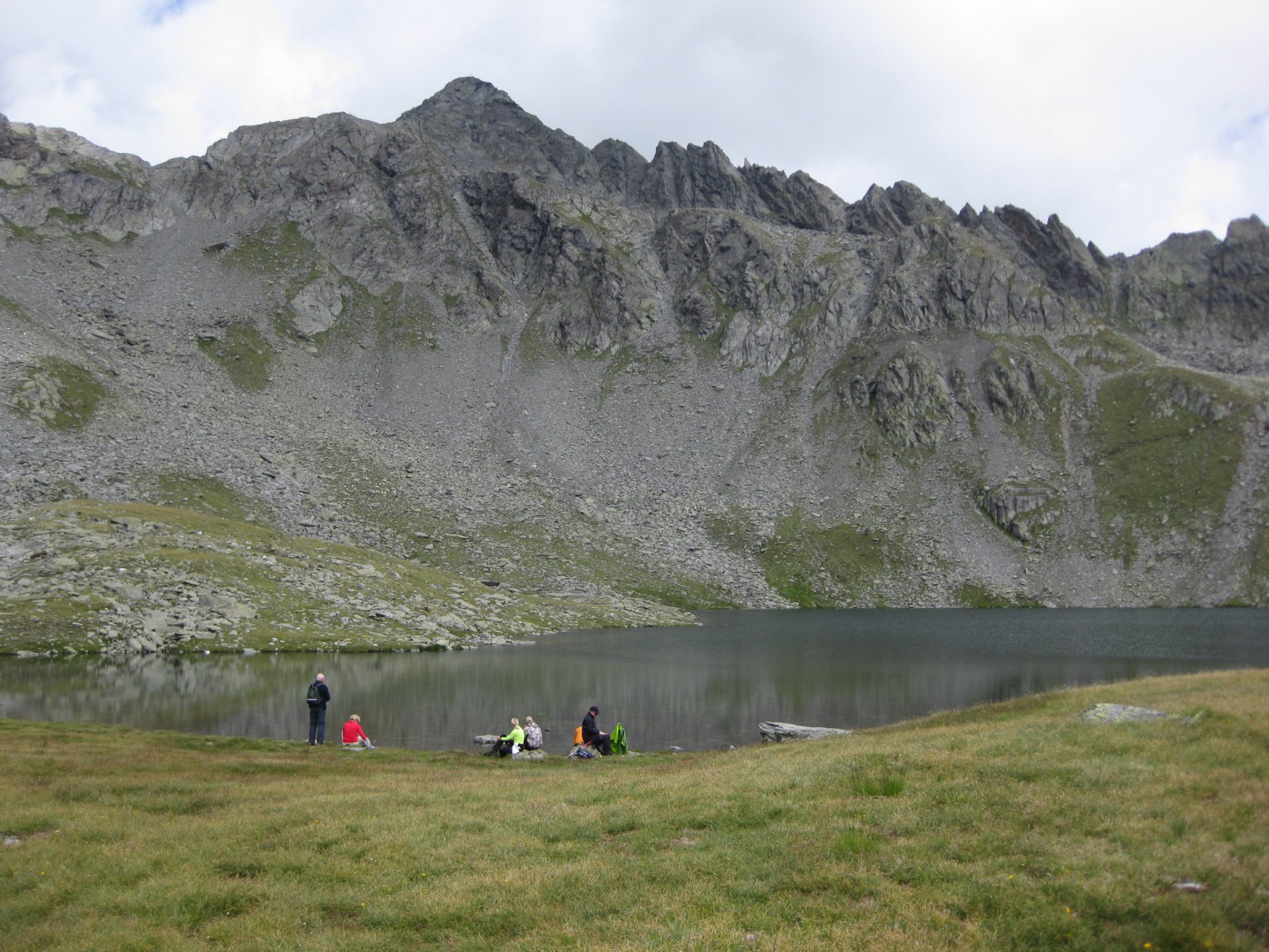lago,al centro in lontananza la cima