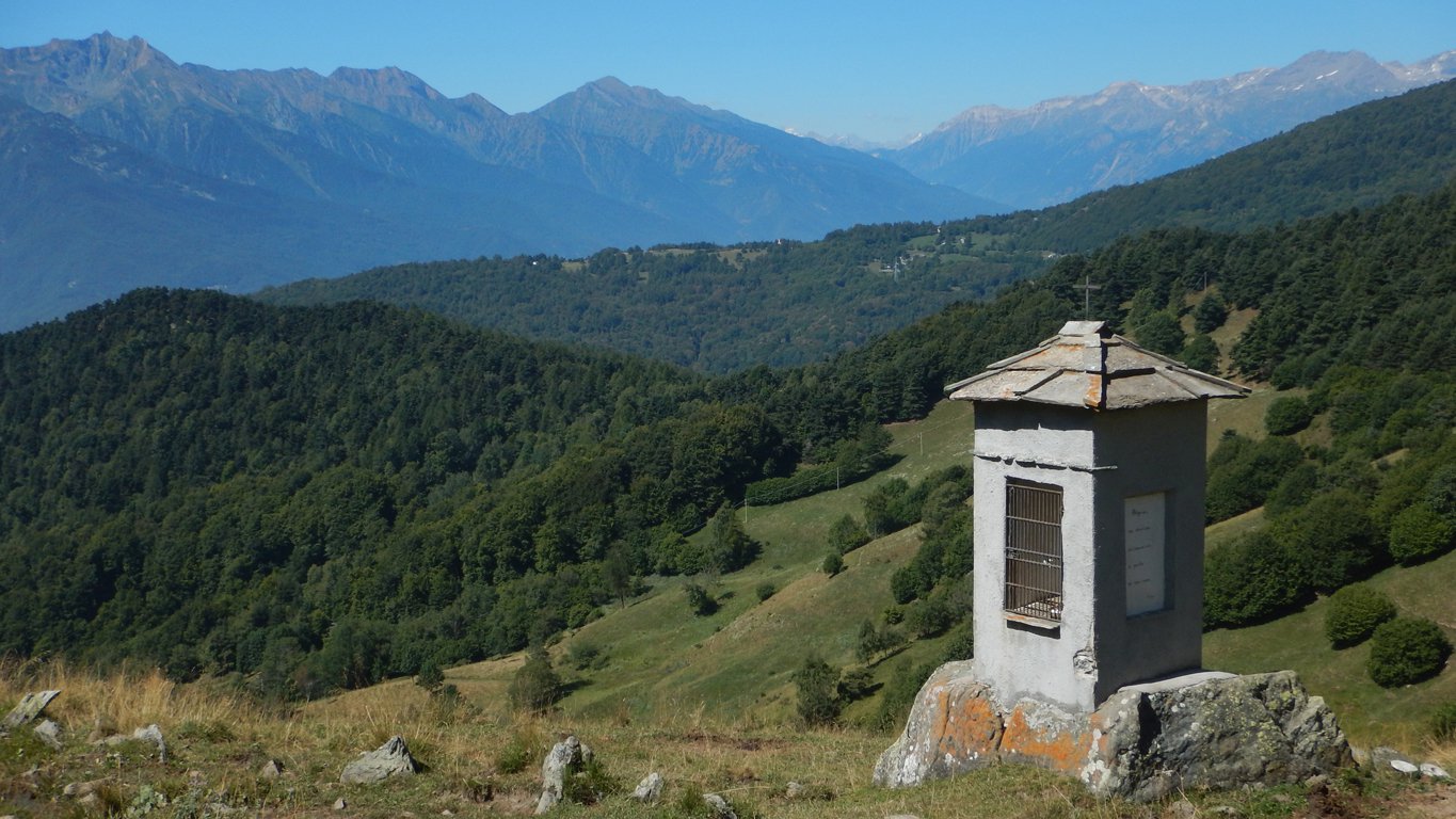 Pilone votivo all'Alpe Piano Vinassa e borgata Grange sullo sfondo 