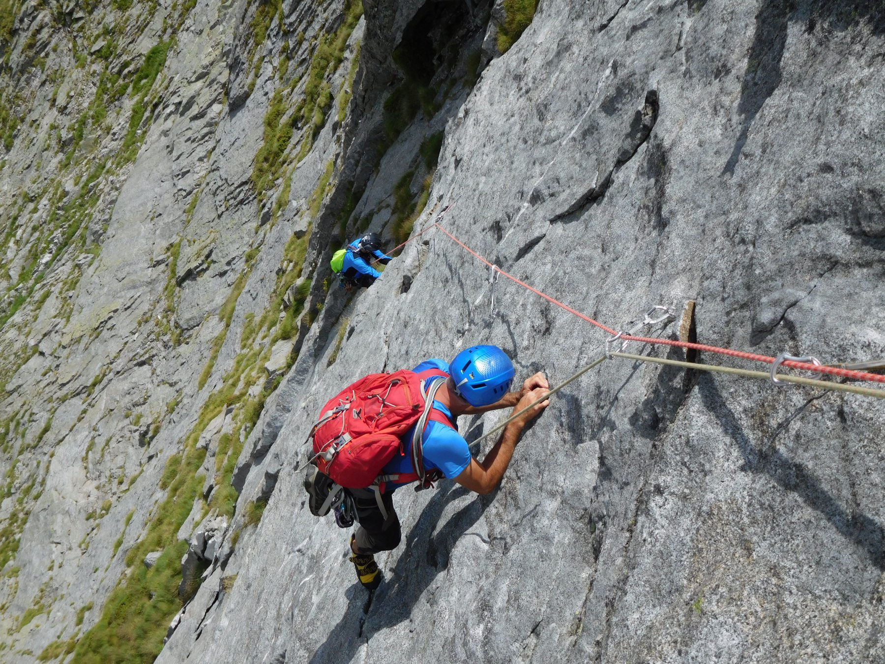 Sopra il rinvio, la pietra rossiccia (un po' vuota) del passo chiave di L5