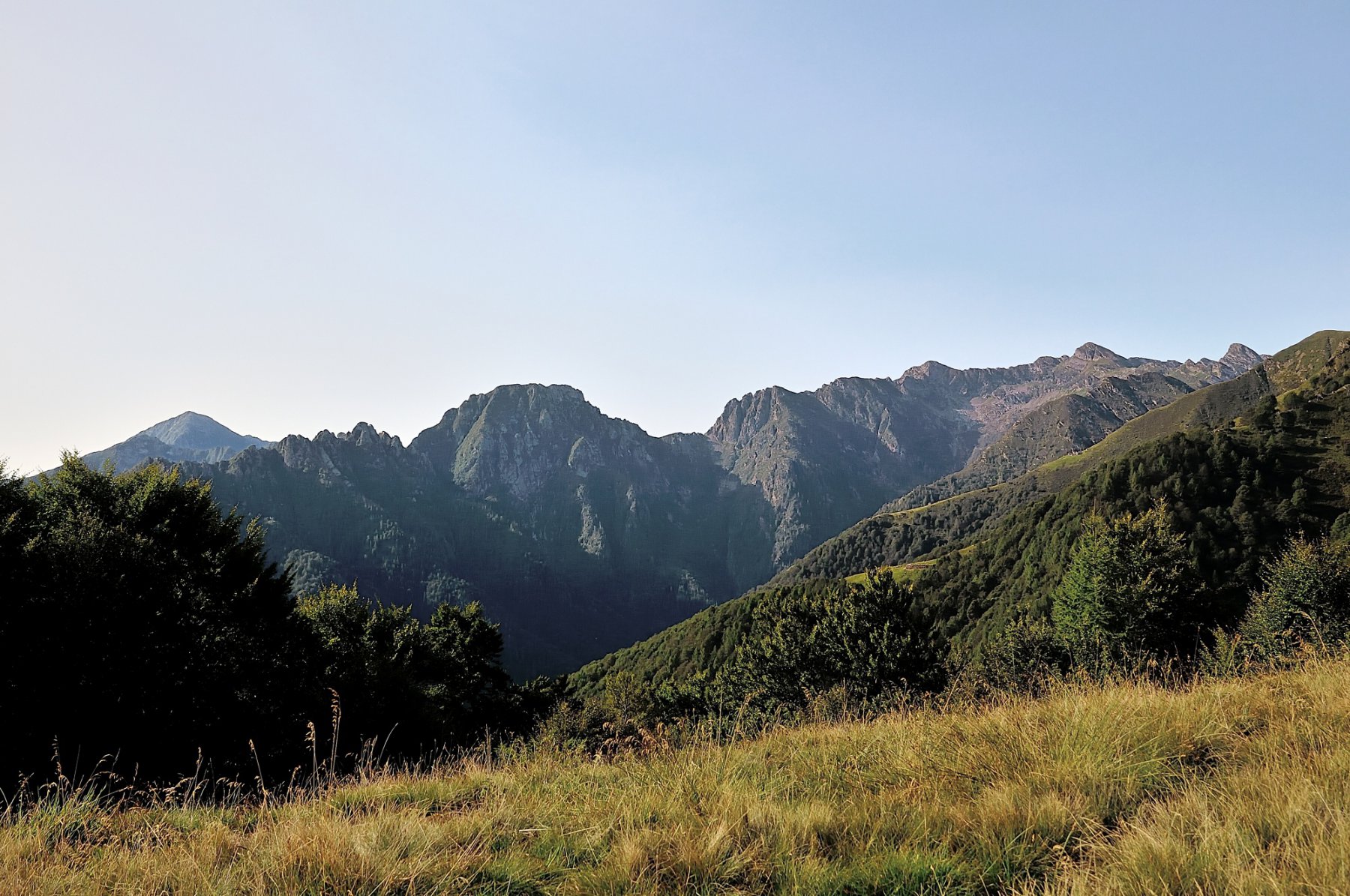 M. Zeda, Torrione, Marsicce, Cortechiuso e Laurasca visti dalla Costa d'Orsera