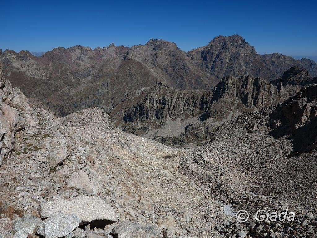 La parte alta del percorso vista dalla casermetta al Passo di Tablasses e dietro il Matto