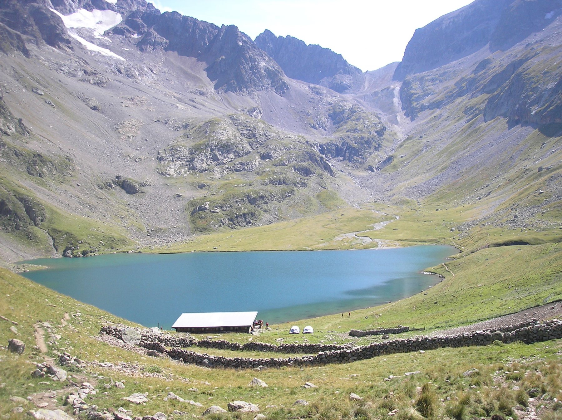 Il rifugio e il lago dal sentiero d'arrivo