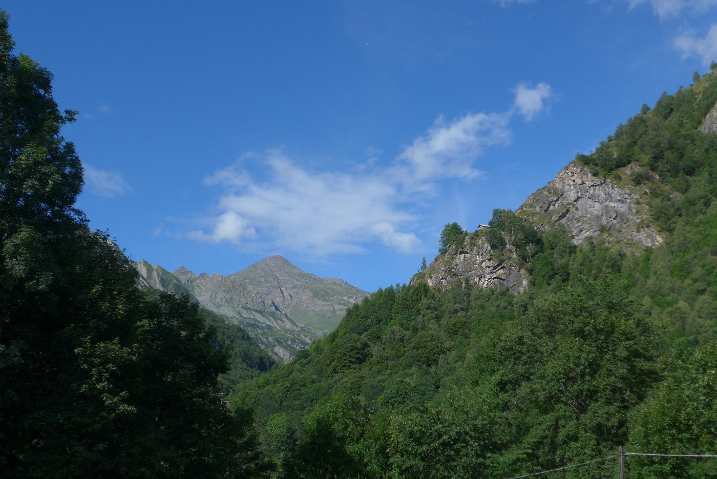 La chiesetta dalla piazza di Margone