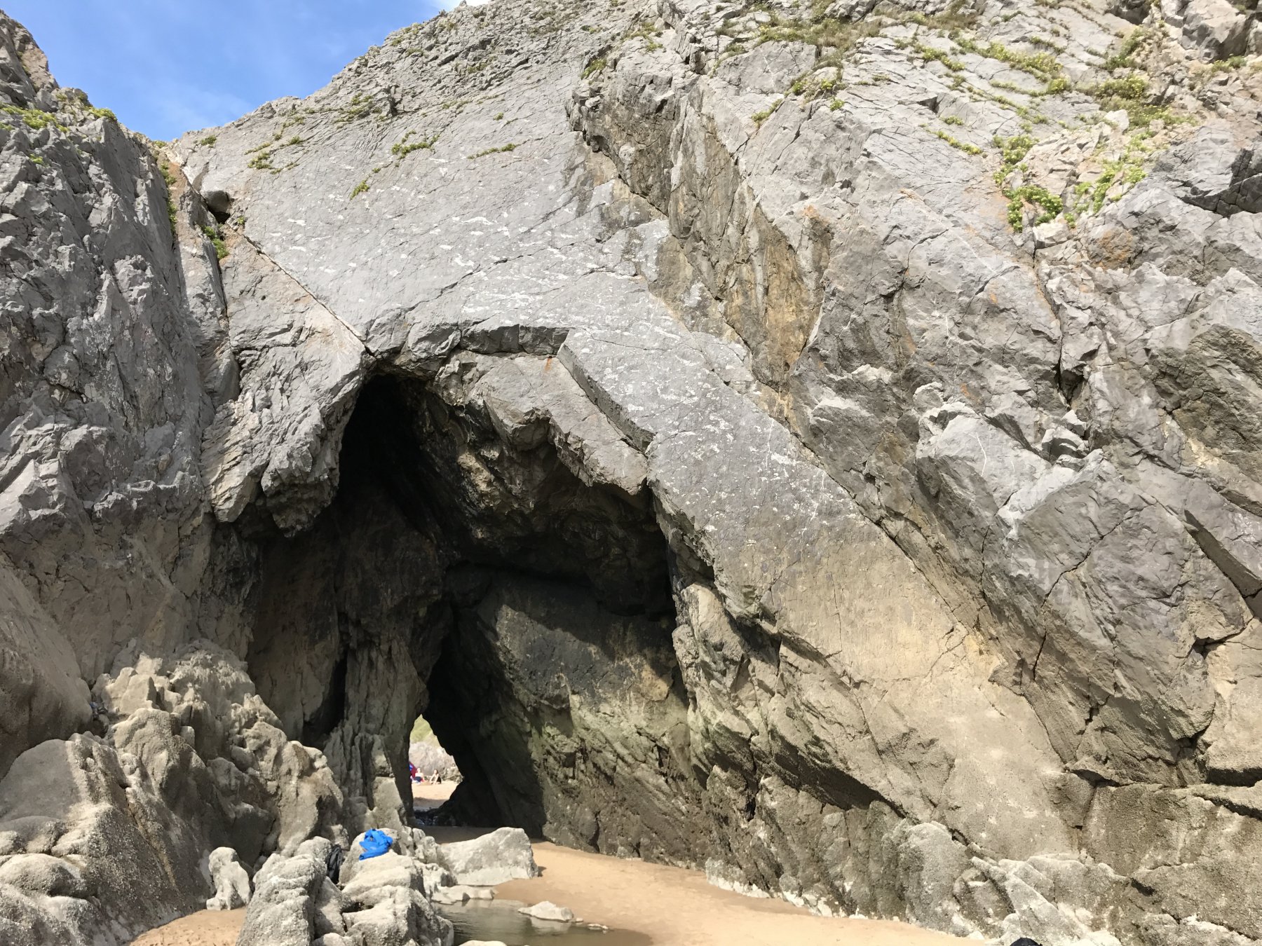 La caratteristica grotta: a sx e poi sopra sale Arch slab, a dx Scavenger, dentro (sic!) Under Milk Wood