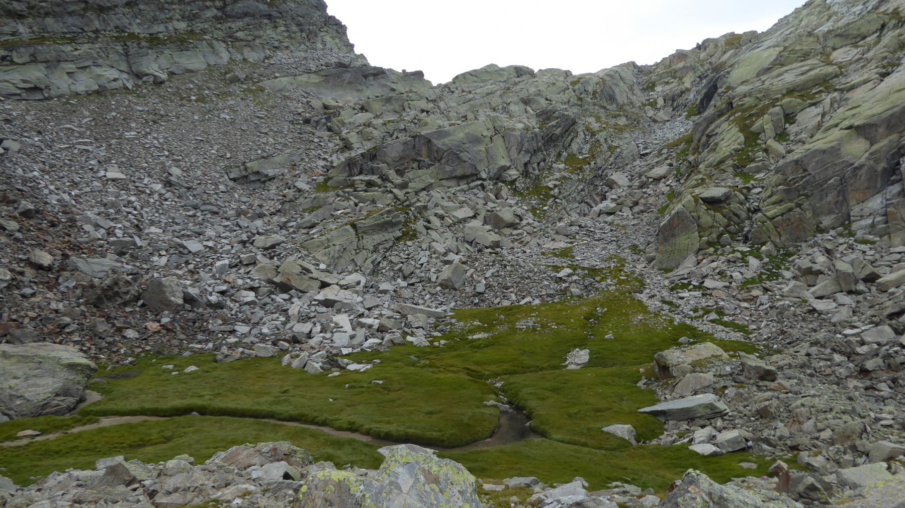 La conca erbosa, da cui inizia la salita fuori sentiero